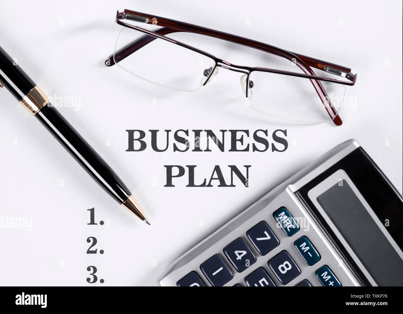 Plan d'affaires avec des lunettes de lecture, stylo, calculatrice Banque D'Images