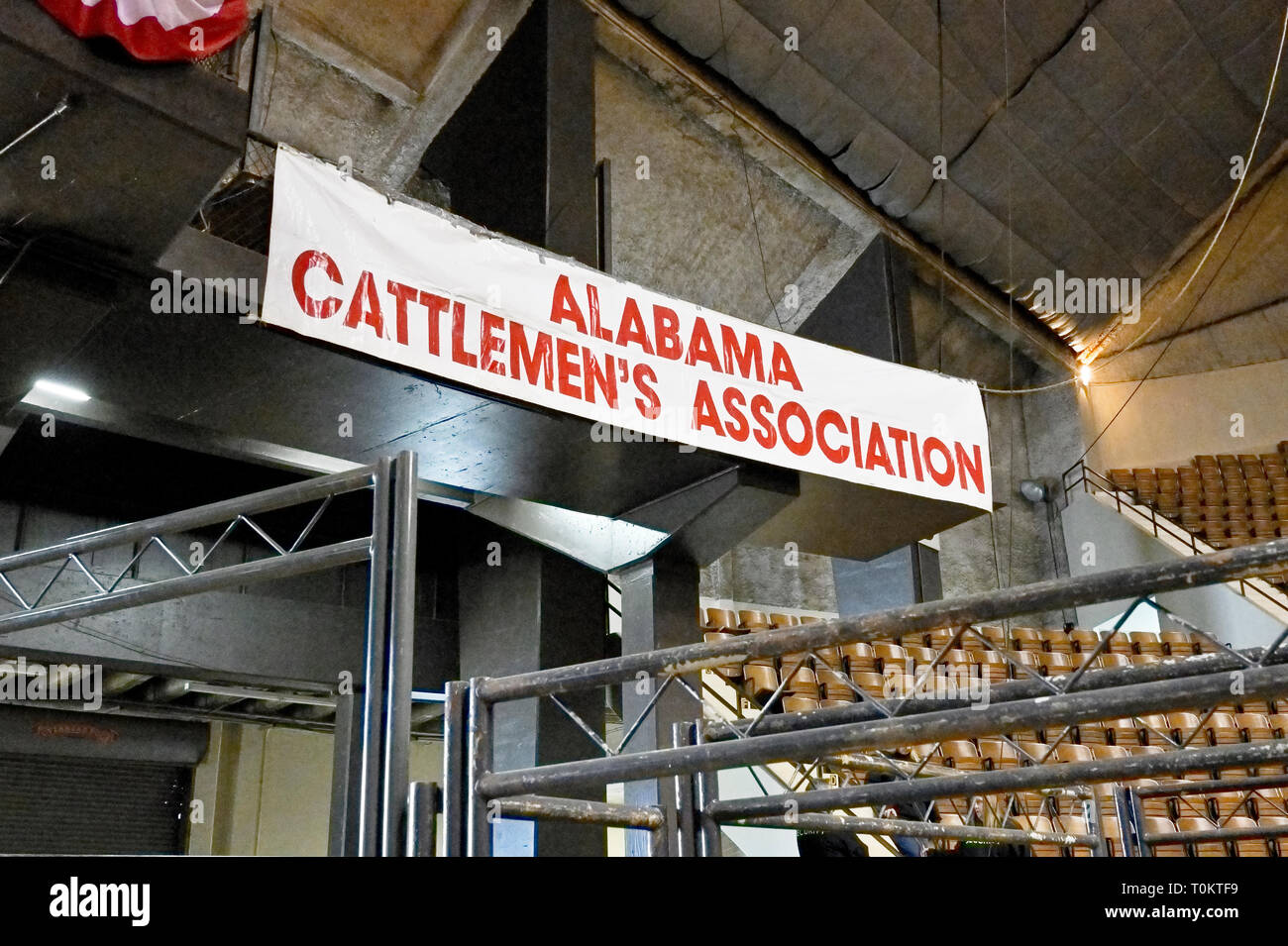 California Cattlemen's Association bandeau ou signer pendant du plafond de Garrett Coliseum à la SLE rodeo à Montgomery, en Alabama, USA. Banque D'Images