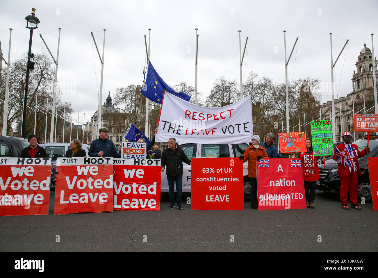 Pro-Brexit les manifestants avec de grandes pancartes colorées et une bannière sont vues de manifestations devant les Chambres du Parlement. Le Premier ministre britannique de l'UE a demandé mai Theresa pour un délai à Brexit au 30 juin 2019. Banque D'Images