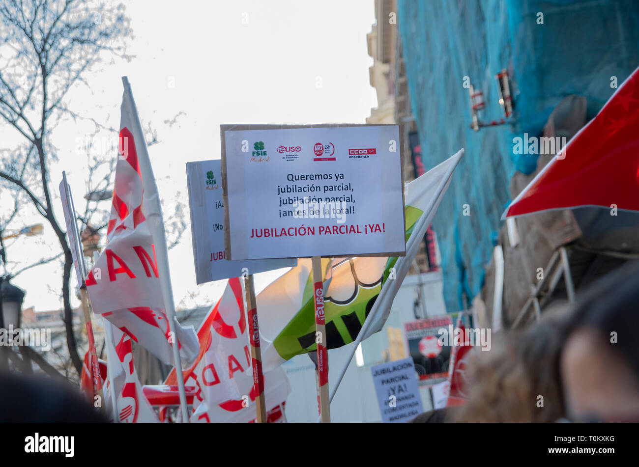 Un écriteau disant retraite précoce maintenant avec les logos des syndicats de travailleurs de la vu pendant la manifestation. Les syndicats de l'enseignement à Madrid ont protesté à la demande de changement de la loi de la retraite pour permettre aux travailleurs de prendre leur retraite plus tôt afin de s'assurer que le travail pour les nouvelles générations. Banque D'Images