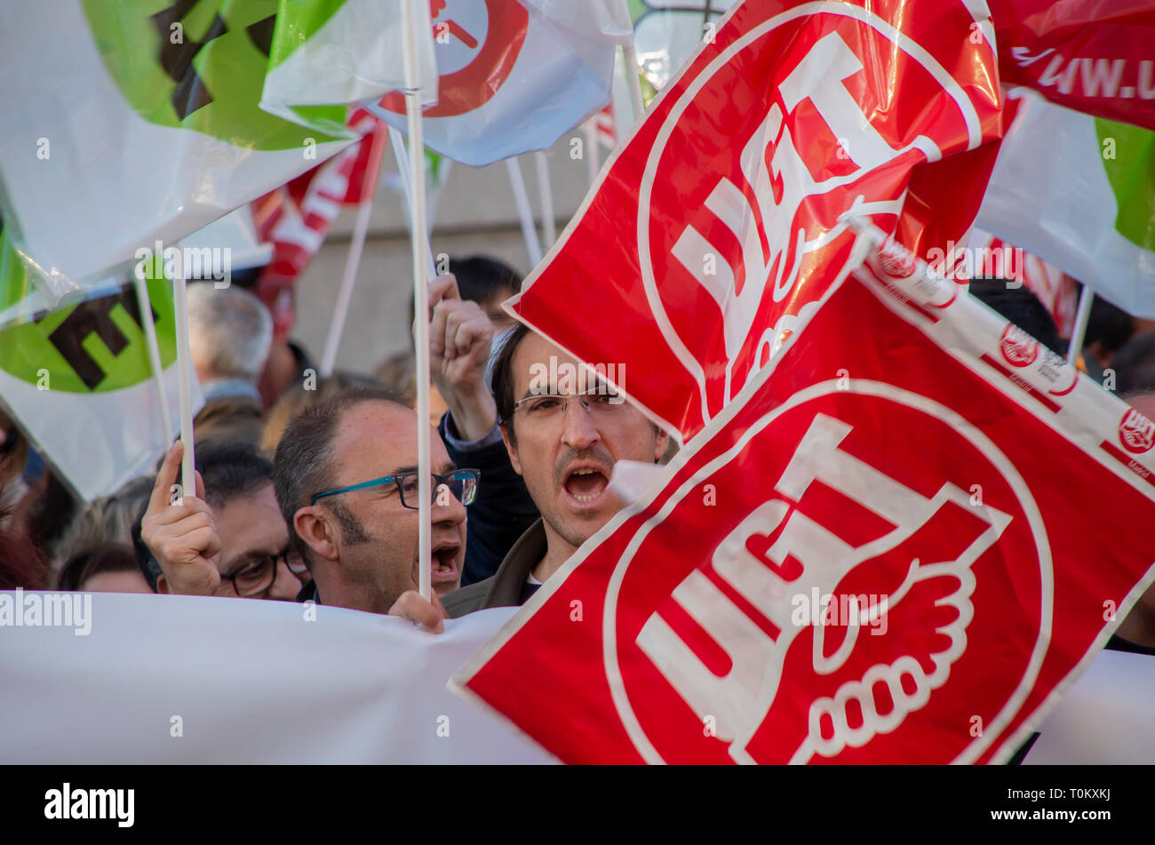 Les enseignants ont vu la tenue des drapeaux de l'UGT pendant la manifestation. Les syndicats de l'enseignement à Madrid ont protesté à la demande de changement de la loi de la retraite pour permettre aux travailleurs de prendre leur retraite plus tôt afin de s'assurer que le travail pour les nouvelles générations. Banque D'Images