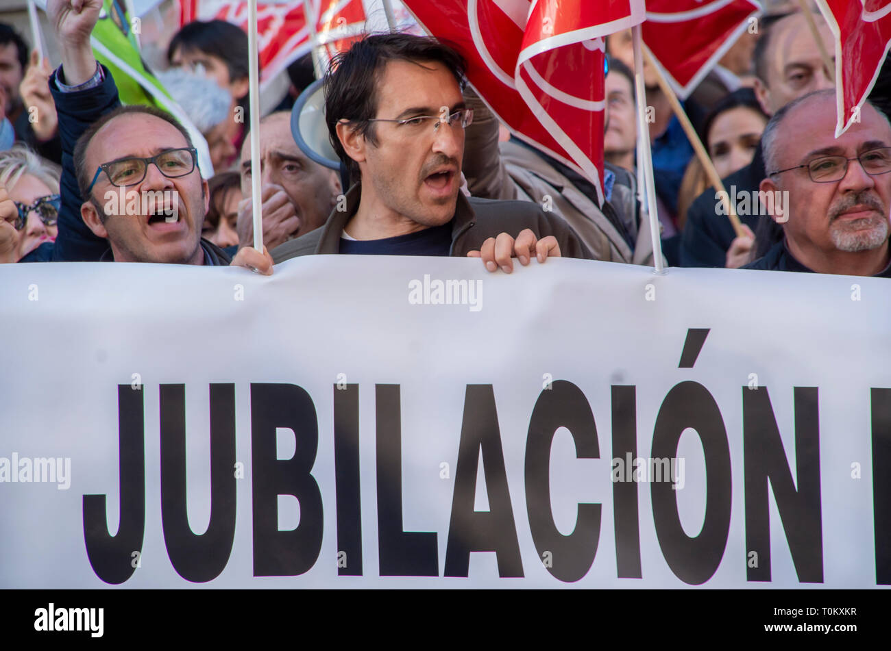 Les enseignants sont vus criant des slogans pendant la manifestation. Les syndicats de l'enseignement à Madrid ont protesté à la demande de changement de la loi de la retraite pour permettre aux travailleurs de prendre leur retraite plus tôt afin de s'assurer que le travail pour les nouvelles générations. Banque D'Images
