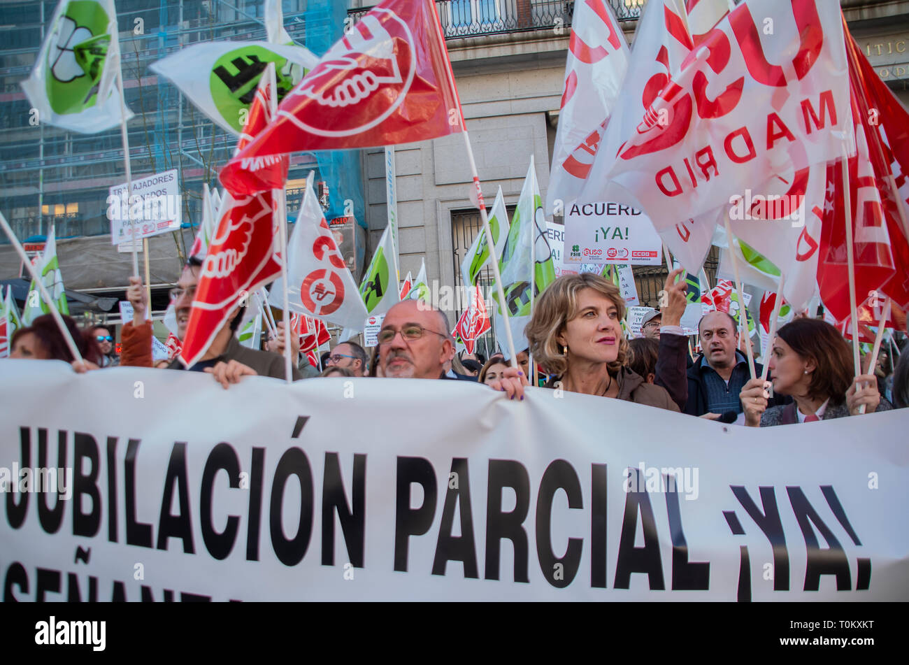 Les syndicats enseignants sont considérés tenant des drapeaux et une banderole qui dit qu'une retraite anticipée dès maintenant ! Dans le secteur de l'éducation de Madrid pendant la manifestation. Les syndicats de l'enseignement à Madrid ont protesté à la demande de changement de la loi de la retraite pour permettre aux travailleurs de prendre leur retraite plus tôt afin de s'assurer que le travail pour les nouvelles générations. Banque D'Images