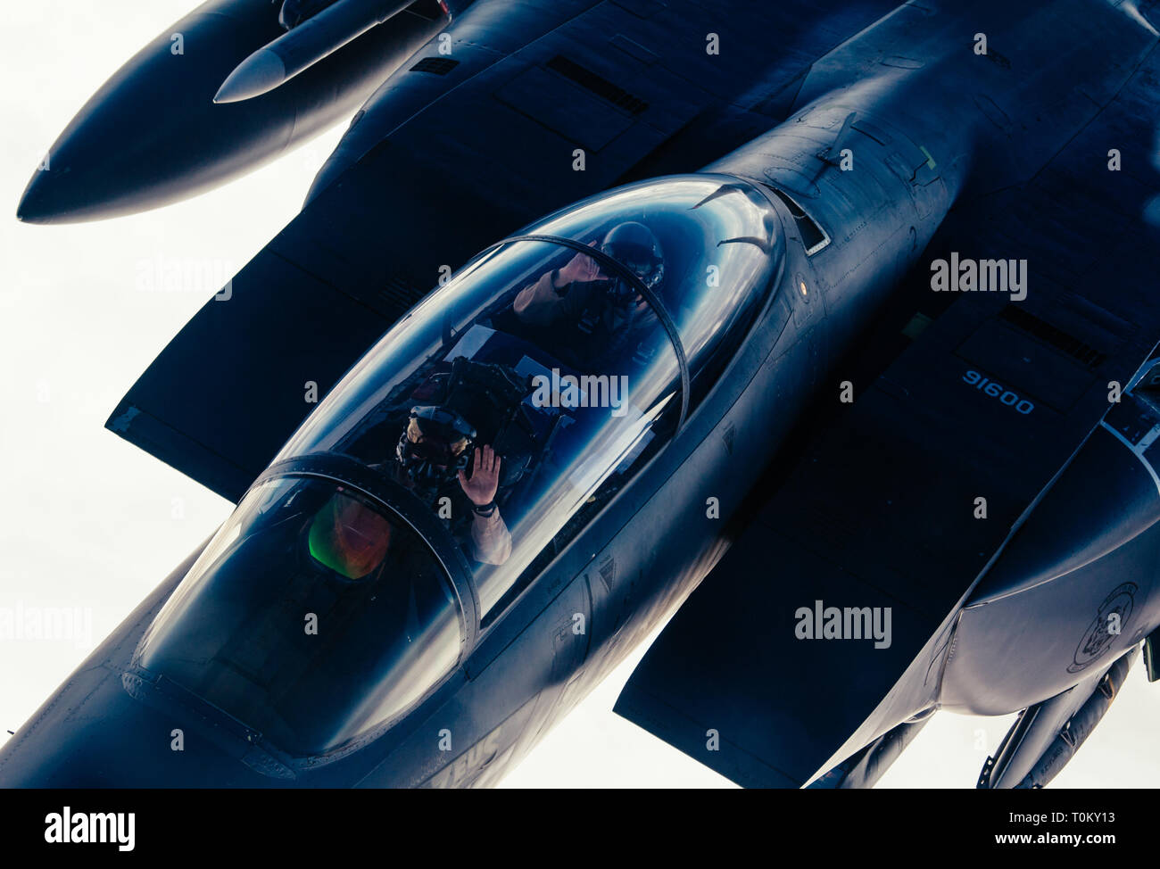 Un U.S. Air Force F-15E Strike Eagle adieu après l'avitaillement de l'équipage d'un corps expéditionnaire 908e Escadron de ravitaillement en vol KC-10 Extender inhérent à l'appui de l'opération, Résoudre le 17 mars 2019. Le 908e oreilles autorise la lutte contre l'extension de la mission d'ISIS en fournissant des services de ravitaillement en vol et les forces de la Coalition américaine pour la conduite des opérations dans la zone de responsabilité de l'OIR. (U.S. Photo de l'Armée de l'air par le sergent. La Jordanie Castelan) Banque D'Images