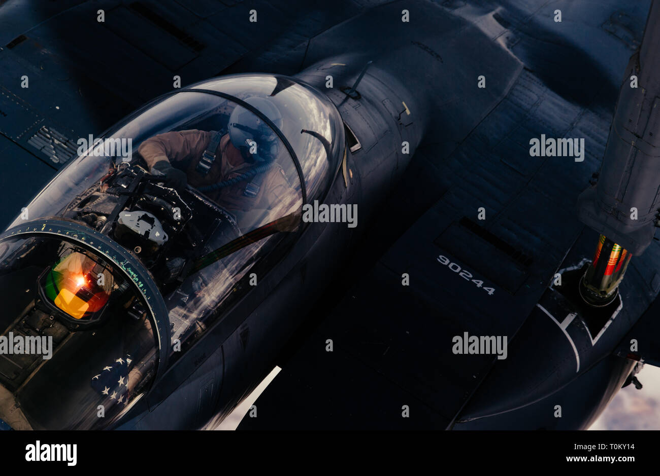 Un U.S. Air Force F-15E Strike Eagle ravitaille à partir d'un 908e Escadron expéditionnaire de ravitaillement en vol KC-10 Extender inhérent à l'appui de l'opération, Résoudre le 17 mars 2019. Le 908e oreilles autorise la lutte contre l'extension de la mission d'ISIS en fournissant des services de ravitaillement en vol et les forces de la Coalition américaine pour la conduite des opérations dans la zone de responsabilité de l'OIR. (U.S. Photo de l'Armée de l'air par le sergent. La Jordanie Castelan) Banque D'Images