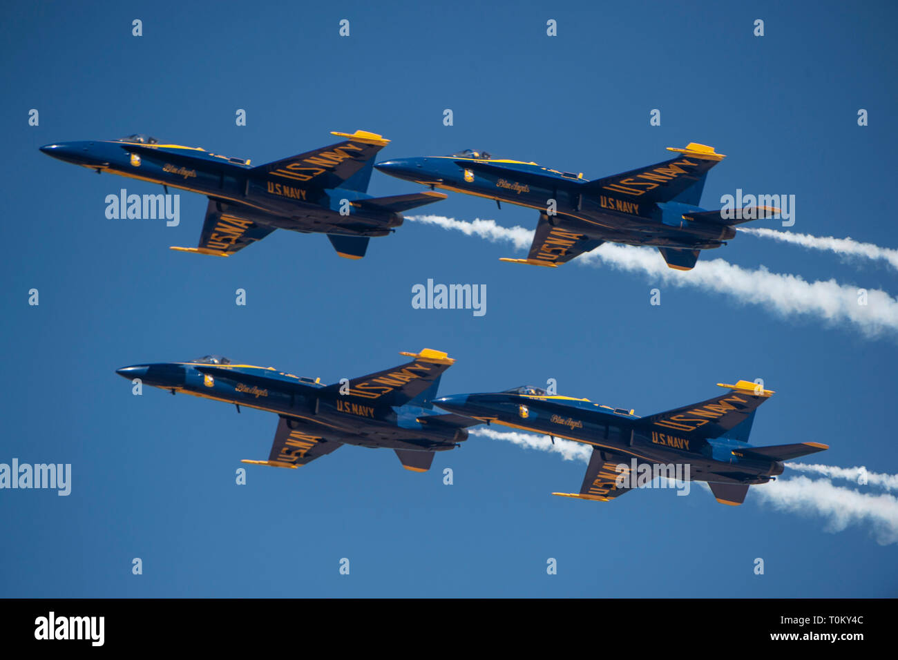 190316-N-UK306-1108 EL CENTRO, en Californie (16 mars 2019) l'Escadron de démonstration en vol de la Marine américaine, les Blue Angels, exécuter le "tonneau" manœuvre pause au cours d'une manifestation à l'Airshow à El Centro Naval Air Facility El Centro. L'équipe est prévue pour effectuer des démonstrations en vol 61 à 32 endroits au pays pour mettre en valeur la fierté et le professionnalisme de la US Navy et du Marine Corps pour le public américain en 2019. (U.S. Photo par marine Spécialiste de la communication de masse 2e classe Timothy Schumaker/libérés) Banque D'Images