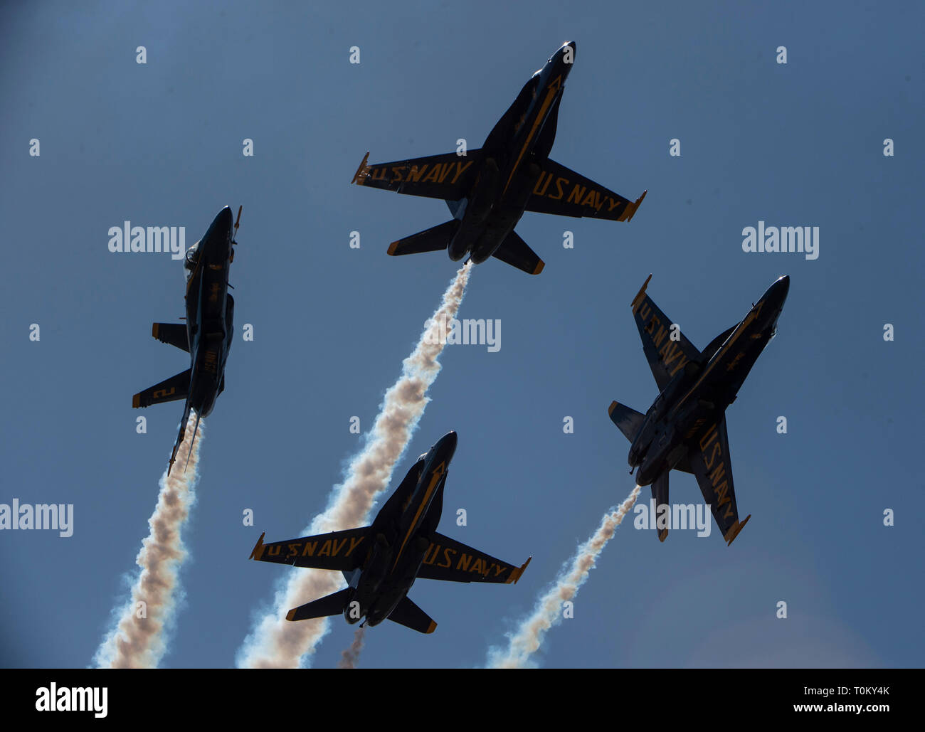 190316-N-UK306-1282 EL CENTRO, en Californie (16 mars 2019) l'Escadron de démonstration en vol de la Marine américaine, les Blue Angels, exécuter le "pause" manœuvre faible croix lors d'une manifestation à l'Airshow à El Centro Naval Air Facility El Centro. L'équipe est prévue pour effectuer des démonstrations en vol 61 à 32 endroits au pays pour mettre en valeur la fierté et le professionnalisme de la US Navy et du Marine Corps pour le public américain en 2019. (U.S. Photo par marine Spécialiste de la communication de masse 2e classe Timothy Schumaker/libérés) Banque D'Images