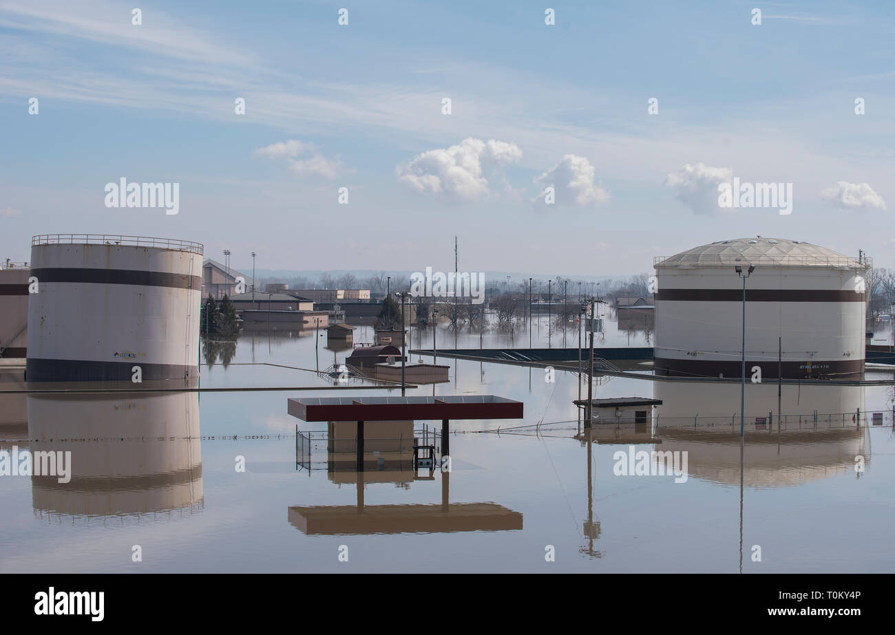 L'un des nombreux domaines à proximité de la côté sud-est de Offutt Air Force Base touchés par les eaux de crue le 18 mars 2019. Une augmentation des niveaux d'eau des rivières environnantes et d'eau causée par les chutes de neige record au cours de l'hiver en plus d'une forte baisse de la pression de l'air a donné lieu à des inondations généralisées dans l'ensemble de l'État du Nebraska. (U.S. Air Force photo par Delanie Stafford) Banque D'Images