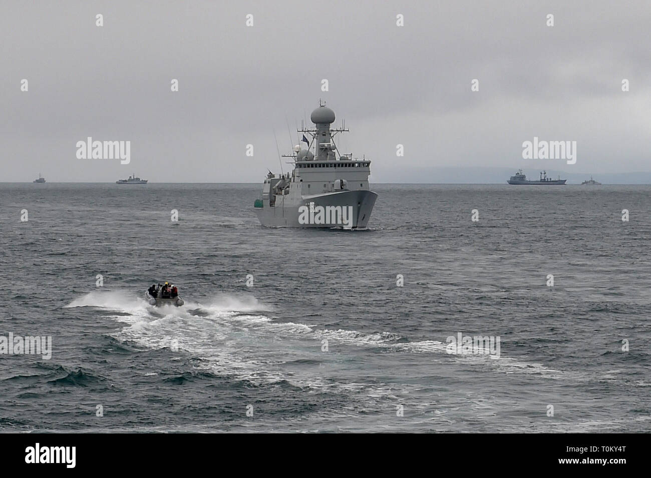 190320-N-JX484-023 ENGLISH CHANNEL (Mar. 20, 2019) Les marins de l'USS destroyer lance-missiles (DDG 107) Gravement la frégate de patrouille approche danois HDMS Thetis (F 357) dans une embarcation pneumatique à coque rigide (RHIB) pendant une pollinisation croisée de l'exercice. Gravement sont en cours sur un déploiement de service comme le fleuron du 1er Groupe maritime permanent de l'OTAN à mener des opérations maritimes et fournir une capacité maritime continue de l'OTAN dans le nord de l'Atlantique. (U.S. Photo par marine Spécialiste de la communication de masse 2e classe Mark Andrew Hays/libérés) Banque D'Images