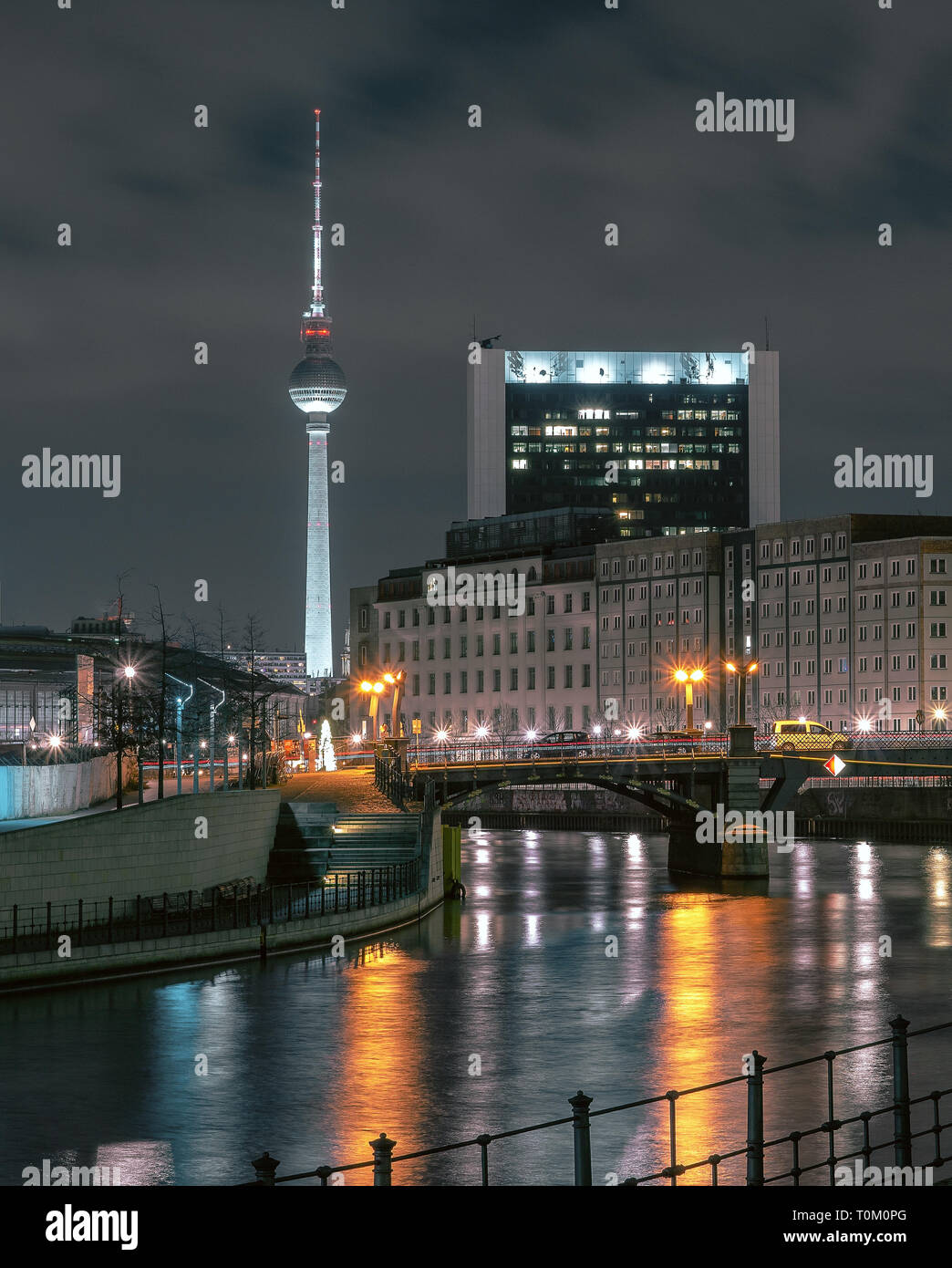 Berlin Ville de nuit avec de beaux néons dans un autre look futuriste Banque D'Images