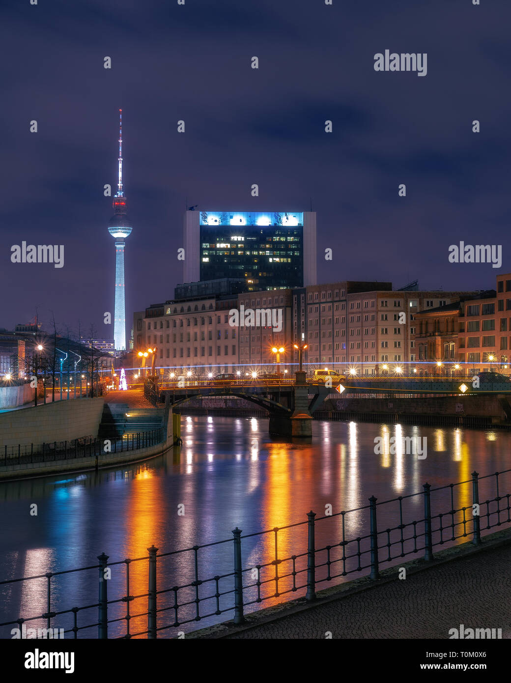 Berlin Ville de nuit avec de beaux néons dans un autre look futuriste Banque D'Images