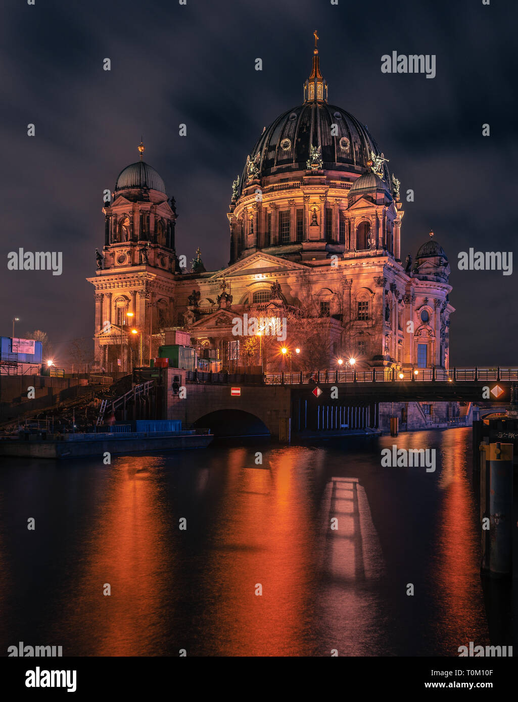 Cathédrale de Berlin, Berlin, Berlin Dom Ville la nuit avec de beaux néons dans un autre look futuriste Banque D'Images