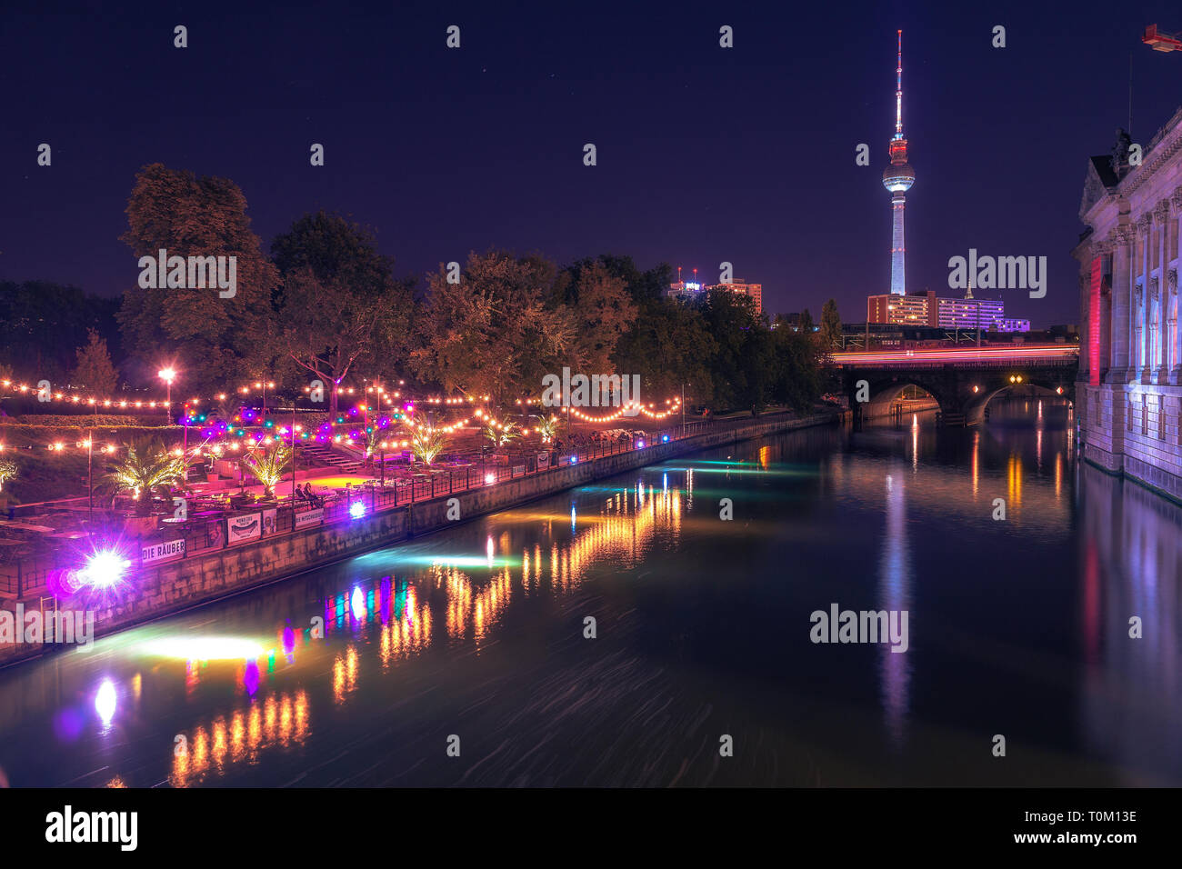 Berlin Ville de nuit avec de beaux néons dans un autre look futuriste Banque D'Images