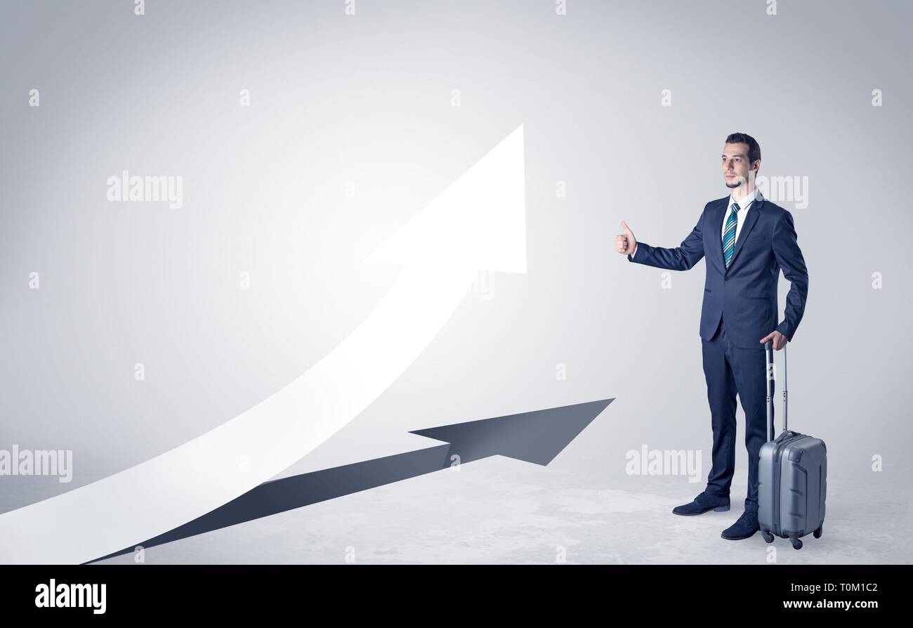 Jeune homme d'affaires l'auto-stop avec flèche progressif concept et copyspace Banque D'Images