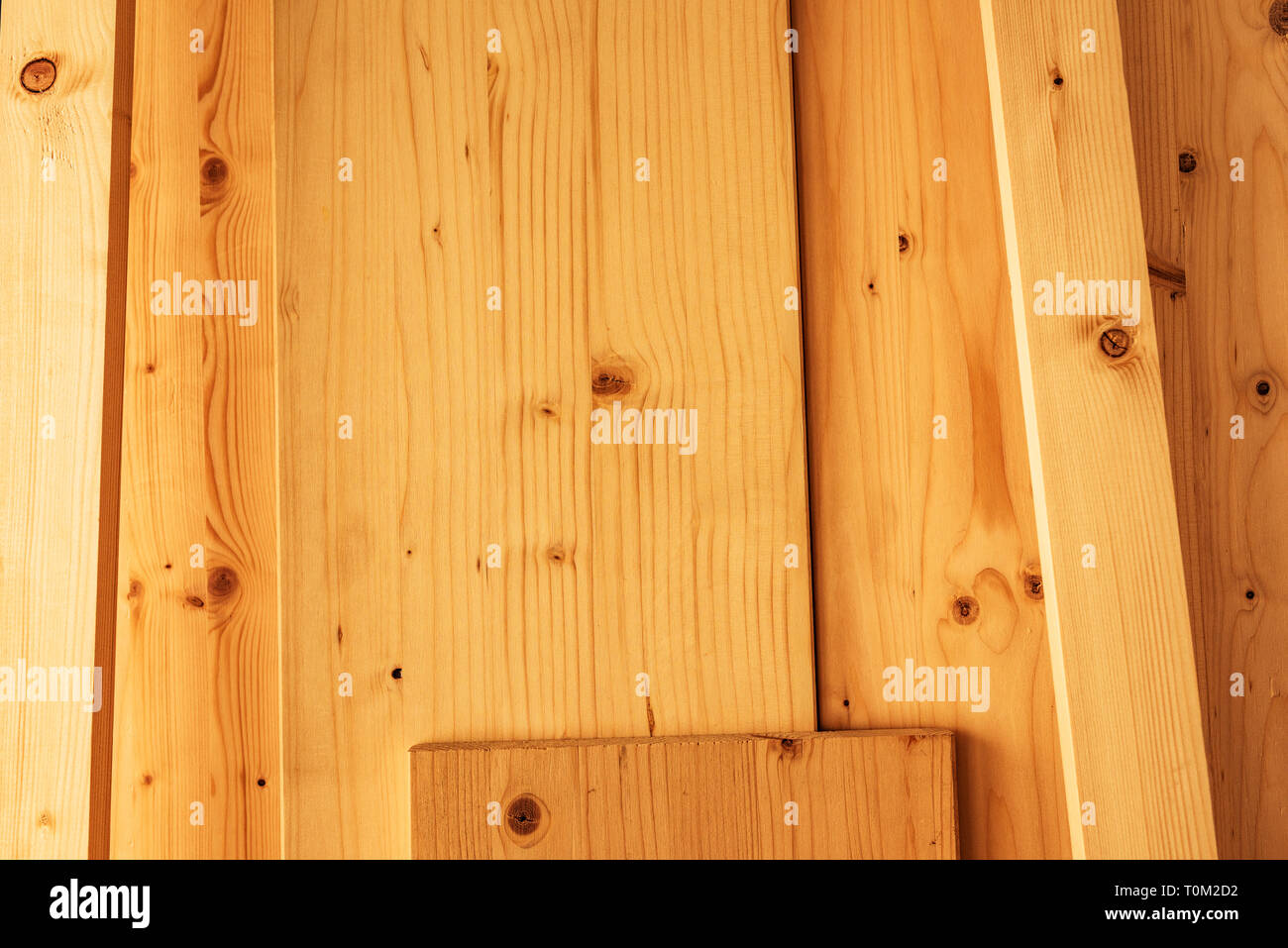 Divers planches de bois de pin dans la Menuiserie Ébénisterie Atelier, matériel pour bricolage temps libre Banque D'Images