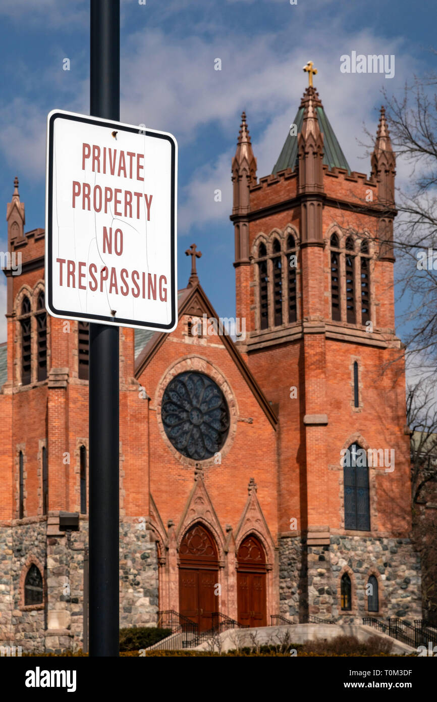 Grosse Pointe Farms, Michigan - une 'entrée interdite' signe envoyé à Saint Paul, sur le lac Église catholique. L'église est située sur la rive du lac St. Banque D'Images