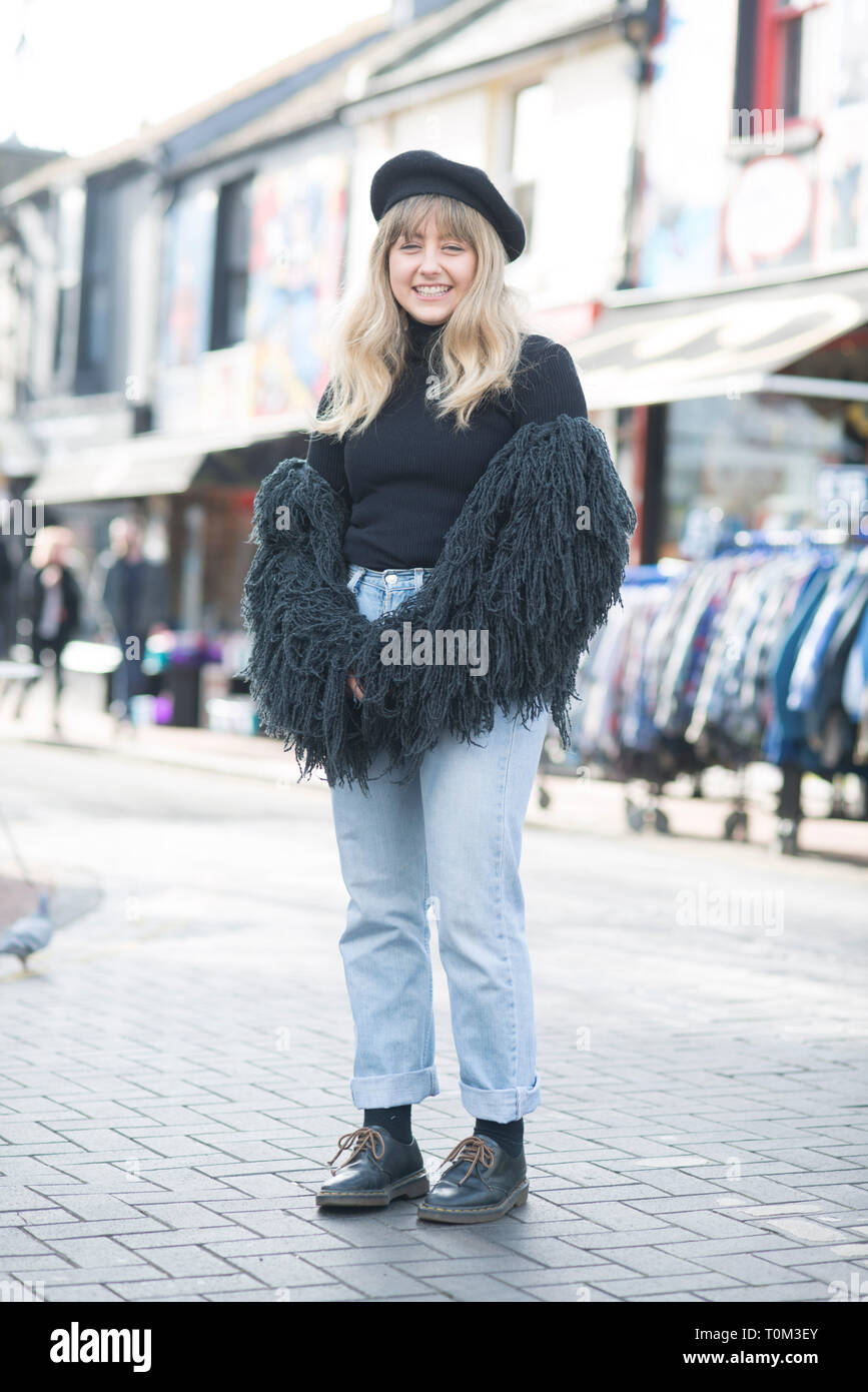 Brighton North Laine vintage de seconde main vêtements mode shop keepers stand dans la rue pour avoir leur portrait pris dans un street style fashion. Banque D'Images