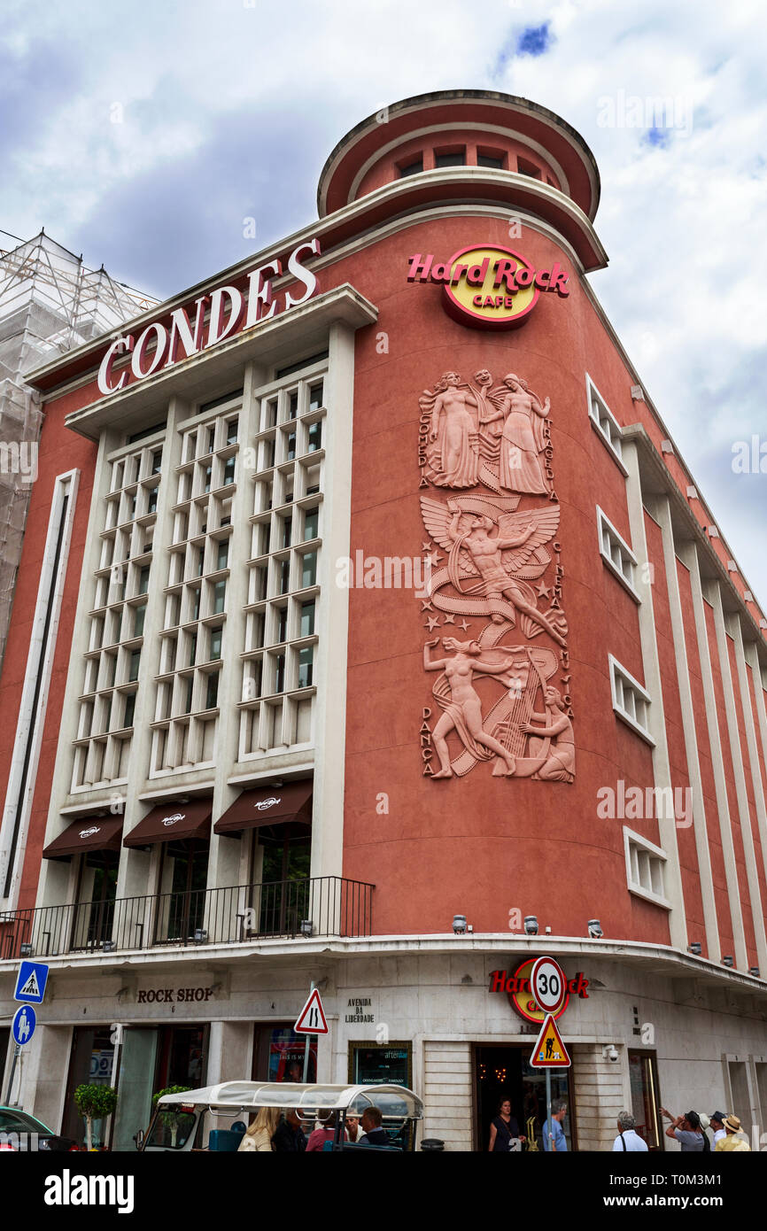 Façade de l'emblématique Condes Film Theatre, construit en 1950-1952 dans l'architecture Art déco avec des reliefs sculptés, à Lisbonne, Portugal Banque D'Images