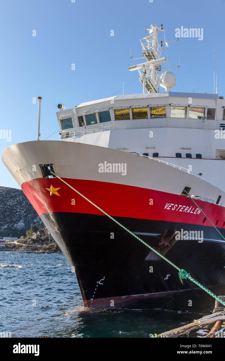 Le ferry norvégien MS Vesteralen, une partie de la flotte de navires de la compagnie Hurtigruten en Norvège. Banque D'Images