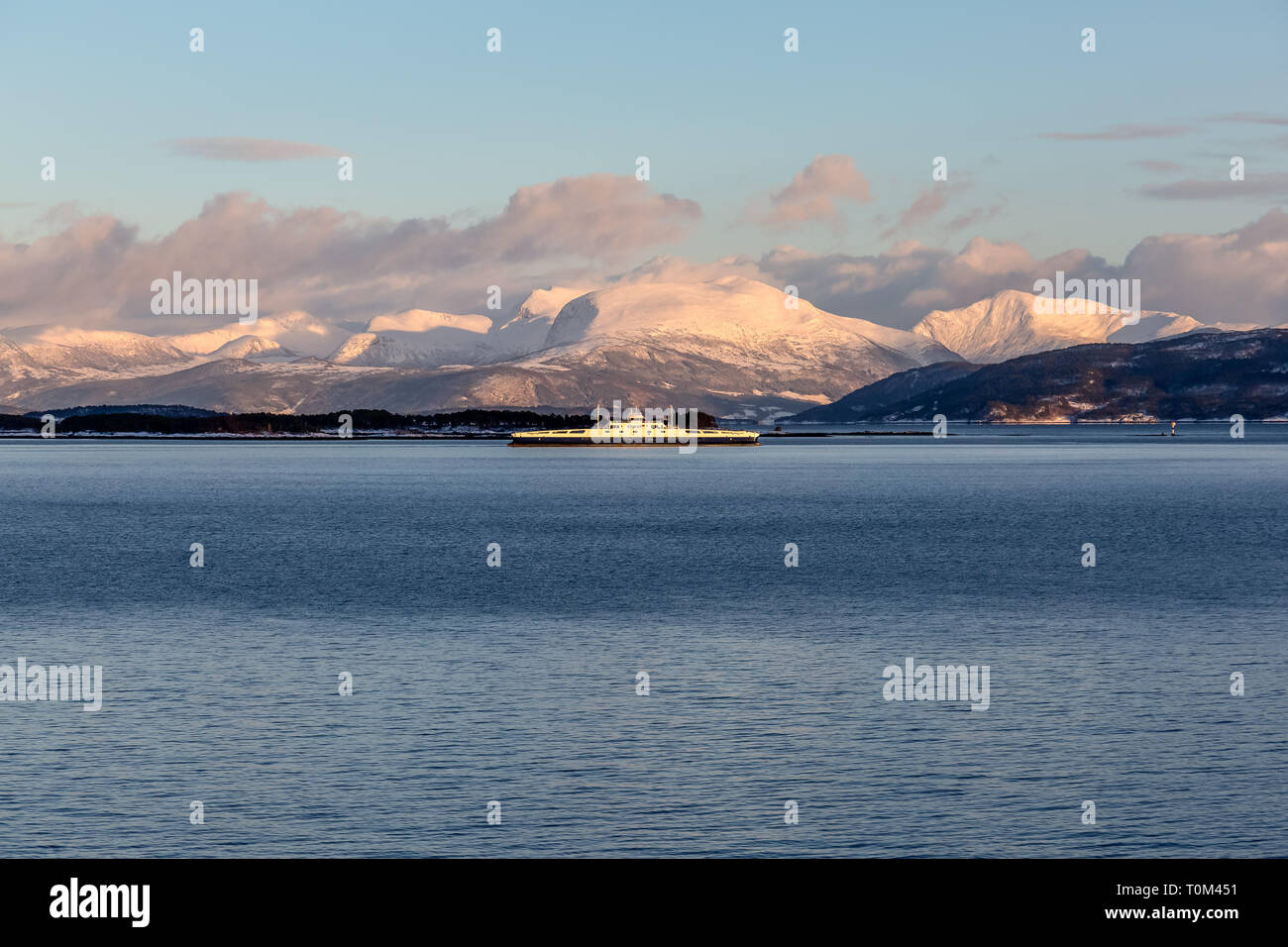 La Norwegian Roll on Roll off Fannefjord ferry, à l'extérieur du port de Molde en Norvège, avec les montagnes et les fjords en arrière-plan. Banque D'Images