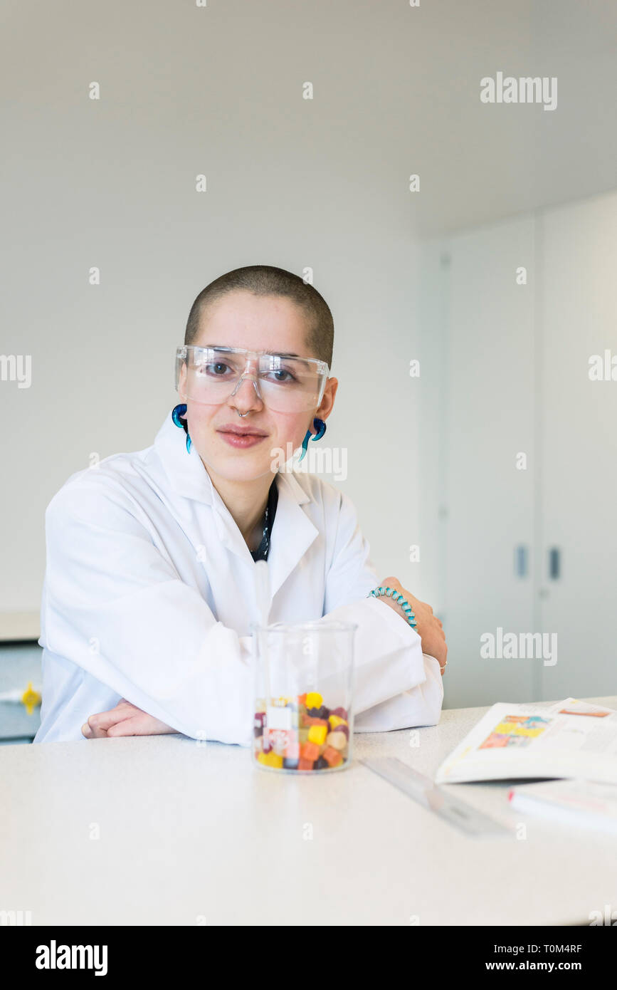 Un autre étudiant dans le laboratoire de sciences / classe d'une université a procédé à une expérience Banque D'Images