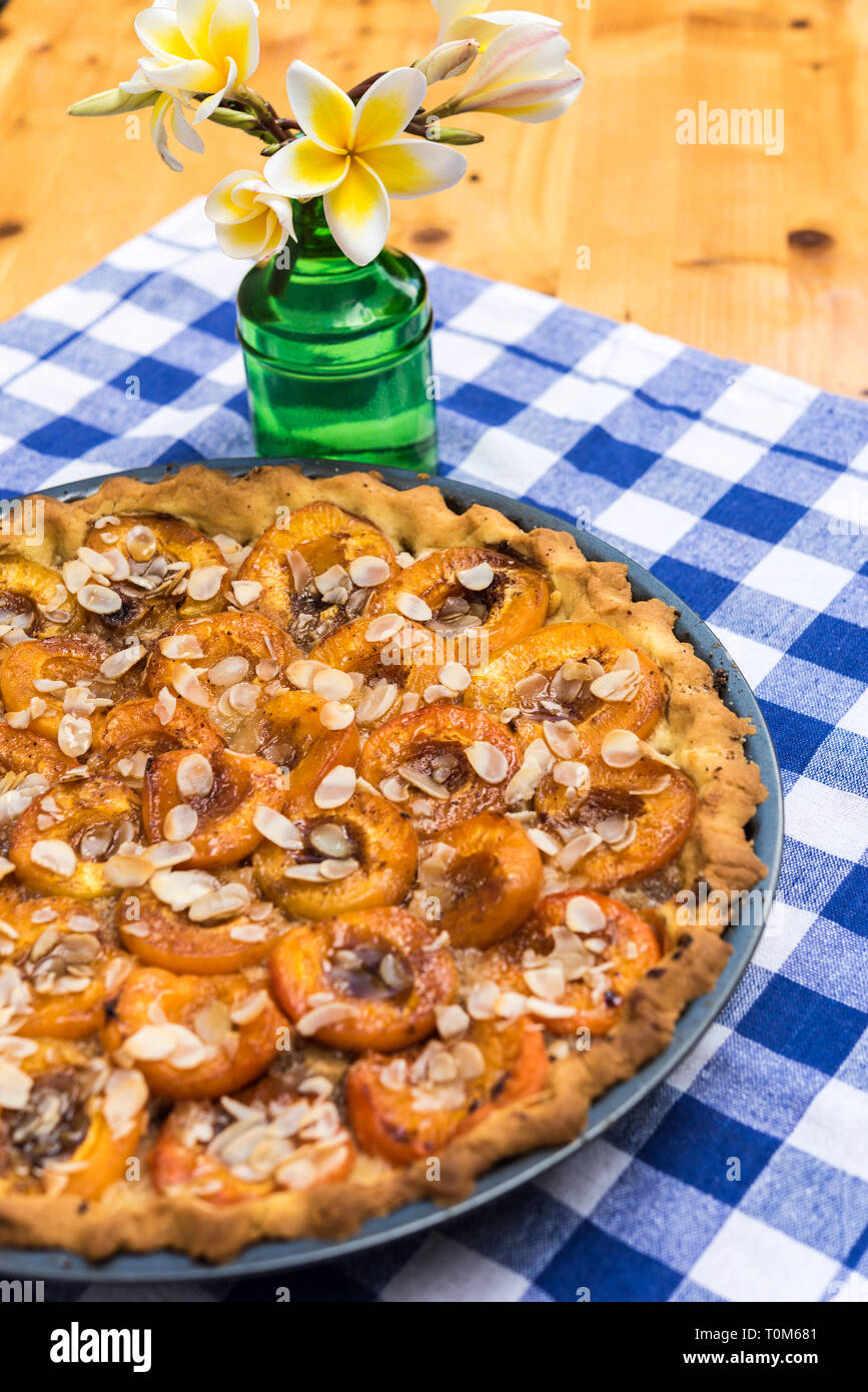 Tarte aux abricots servi prêt sur une table et ingrédients préparation wodden Banque D'Images