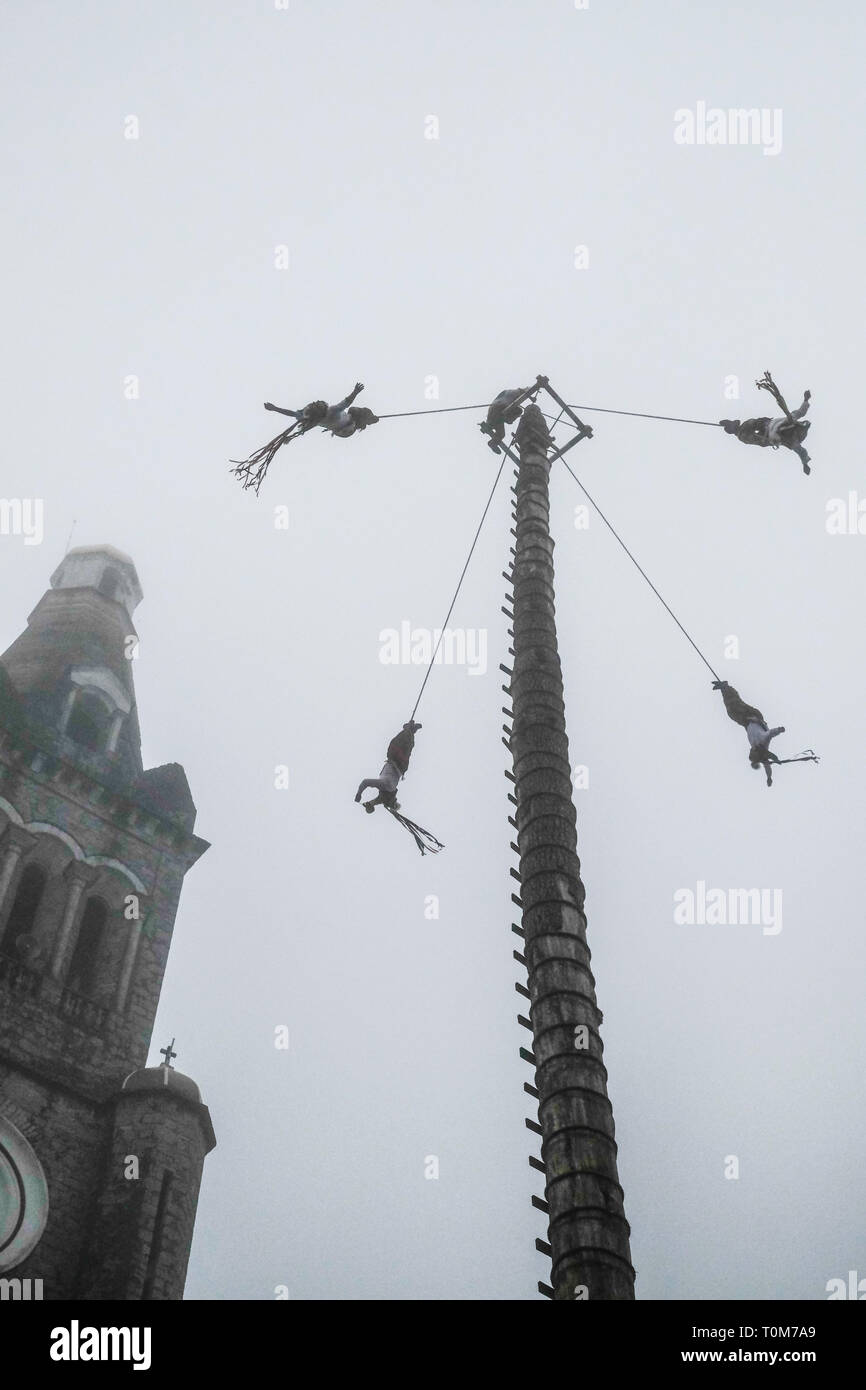 Danseurs de vol dans l'air au centre-ville de Cuetzalan, Mexique Banque D'Images