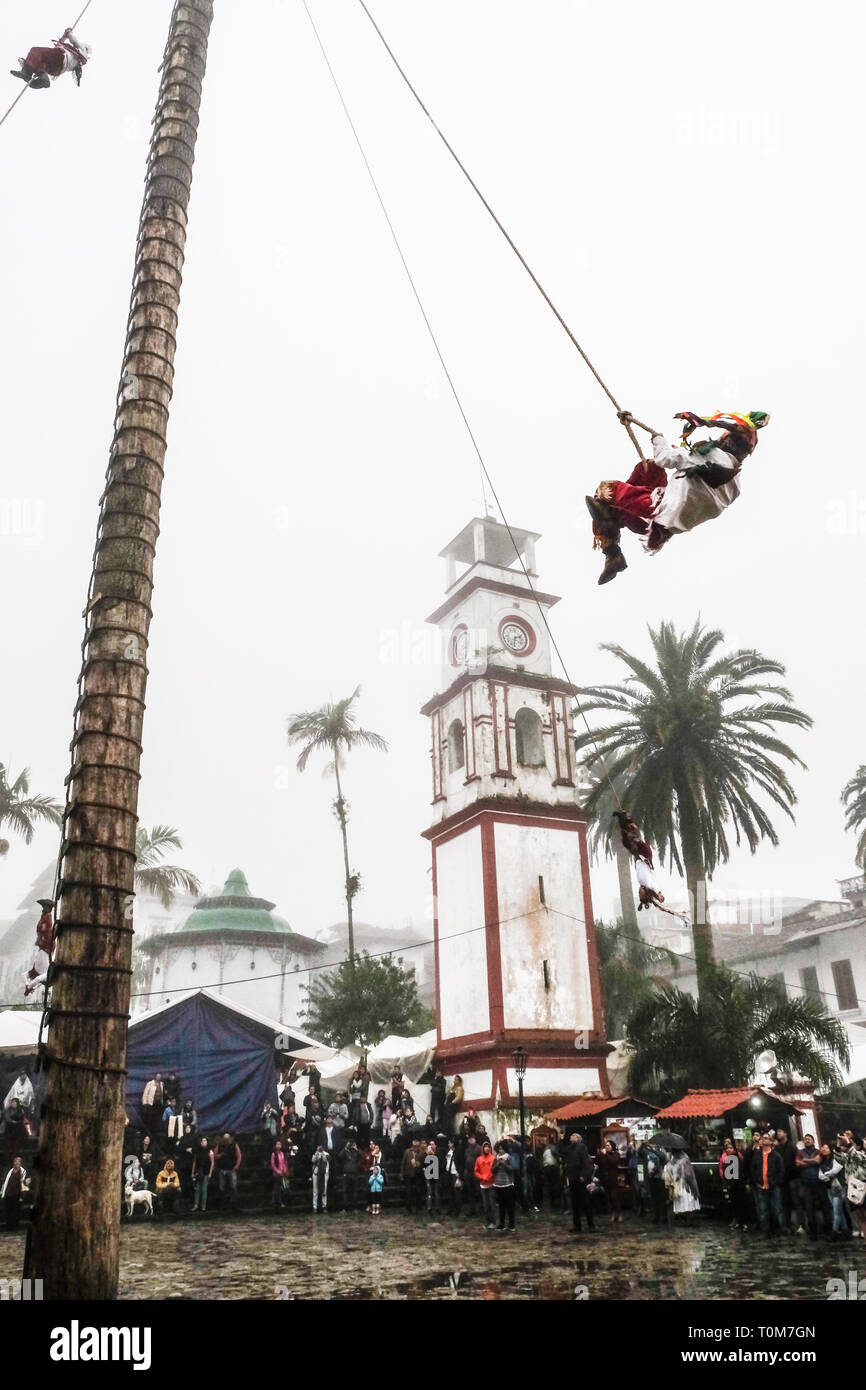 Danseurs de vol dans l'air au centre-ville de Cuetzalan, Mexique Banque D'Images