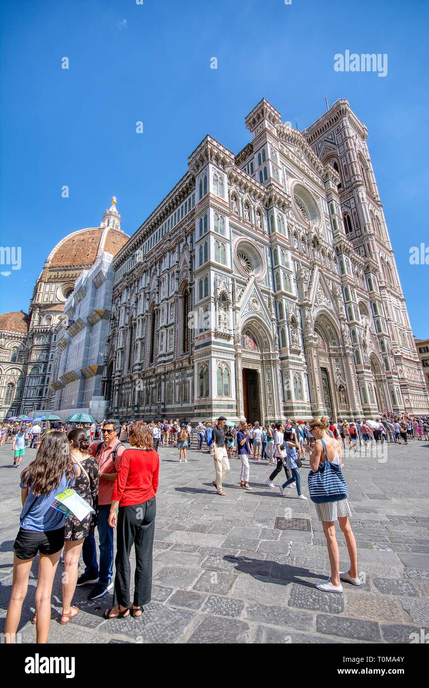 Cathédrale Santa Maria del Fiore, Duomo. Les italiens l'appellent Duomo. Les touristes autour de la cathédrale. Banque D'Images