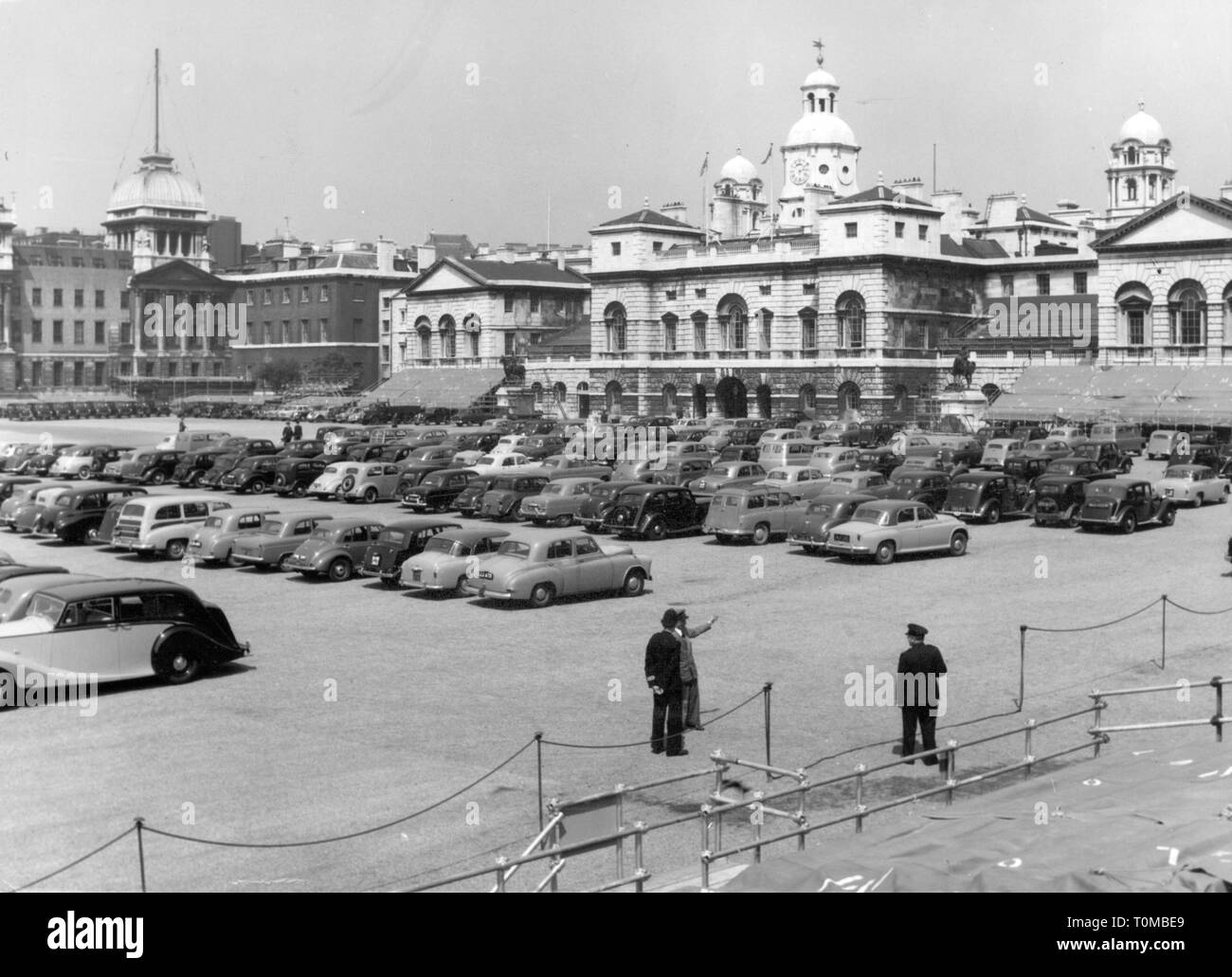 Géographie / billet, Grande Bretagne, Londres, bâtiment, Horse Guards Parade utilisée comme espace de stationnement lors d'une grève des chemins de fer, 31.5.1955, Additional-Rights Clearance-Info-Not-Available- Banque D'Images