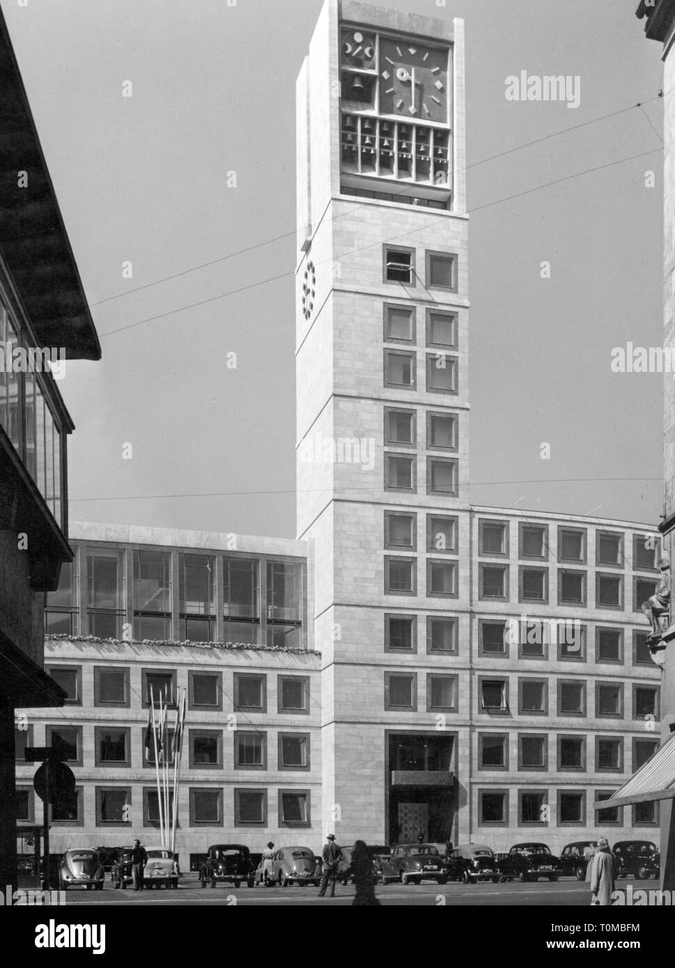 Géographie / voyage, Allemagne, Stuttgart, les bâtiments, l'Hôtel de Ville, place du marché, de l'aile 1953 - 1956 nouvellement construit, architecte : Hans Paul Schmohl et Paul Stohrer, vue extérieure, 1956 / 1957, Tours, tour de l'horloge, tour de l'horloge, tour des horloges, l'architecture, fenêtre, façade, fenêtres, façades, municipalité, ville, voitures, voiture, parking, VOLKSWAGEN, VW Coccinelle, personnes, Bade-Wurtemberg, Baden Wuerttemberg, Wuertemberg, Bade-Wurtemberg, Wurtemberg, Wurtemberg, Baden-Wuertemberg, Bade-Wurtemberg, Wurtemberg, Allemagne de l'Ouest, l'ouest de l'Allemagne, Allemagne, Centre-Clearance-Info Additional-Rights, Eur-Not-Available Banque D'Images