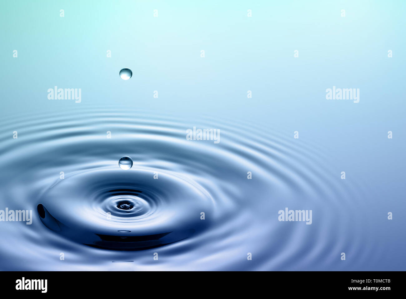 Les éclaboussures d'eau. Tomber goutte de pluie. Banque D'Images