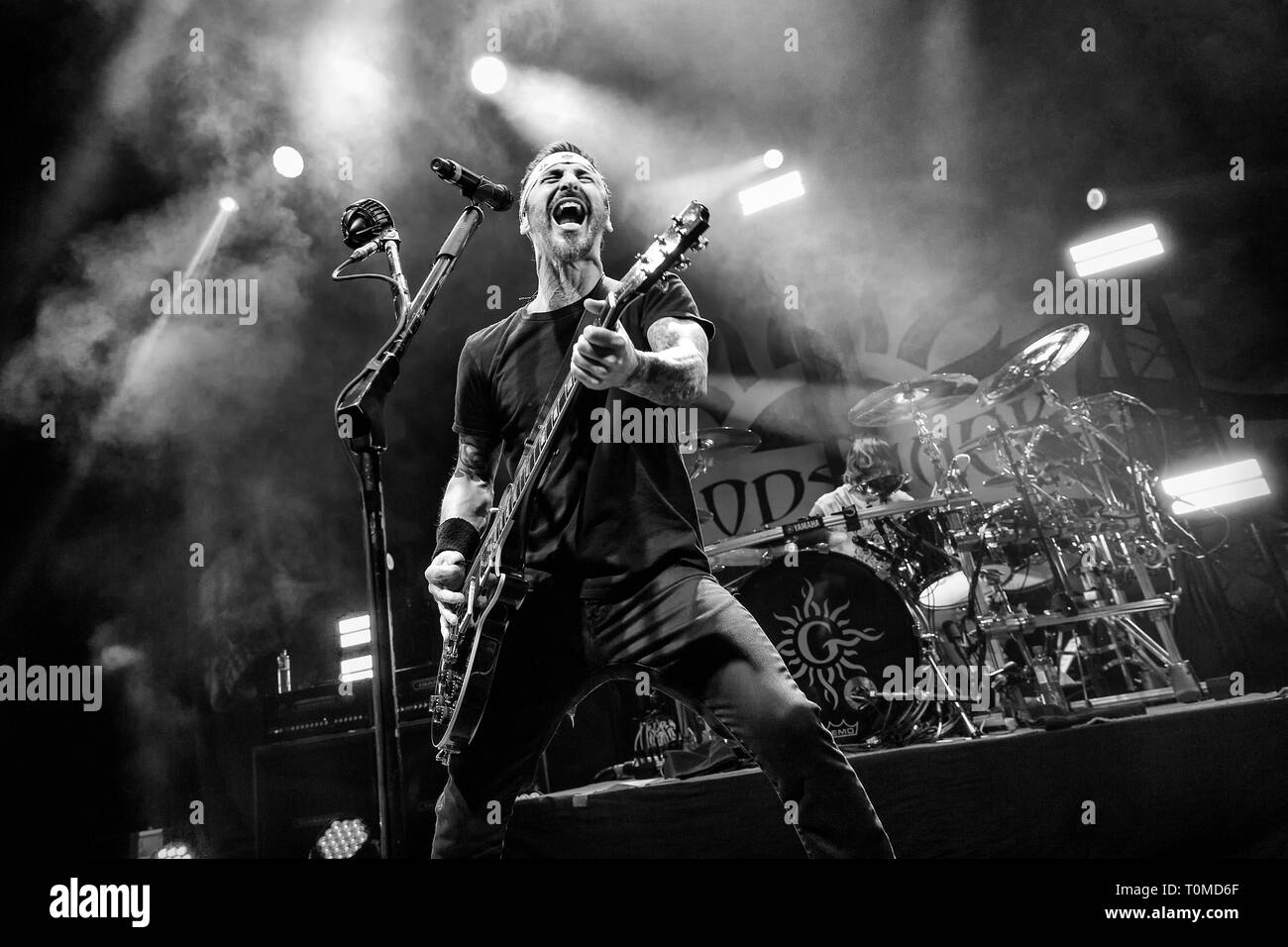 Norvège, Oslo - le 17 mars 2019. Le groupe de rock Godsmack effectue un concert live à Oslo Spektrum d'Oslo. Ici chanteur et guitariste Sully Erna est vu sur scène. (Photo crédit : Gonzales Photo - Terje Dokken). Banque D'Images