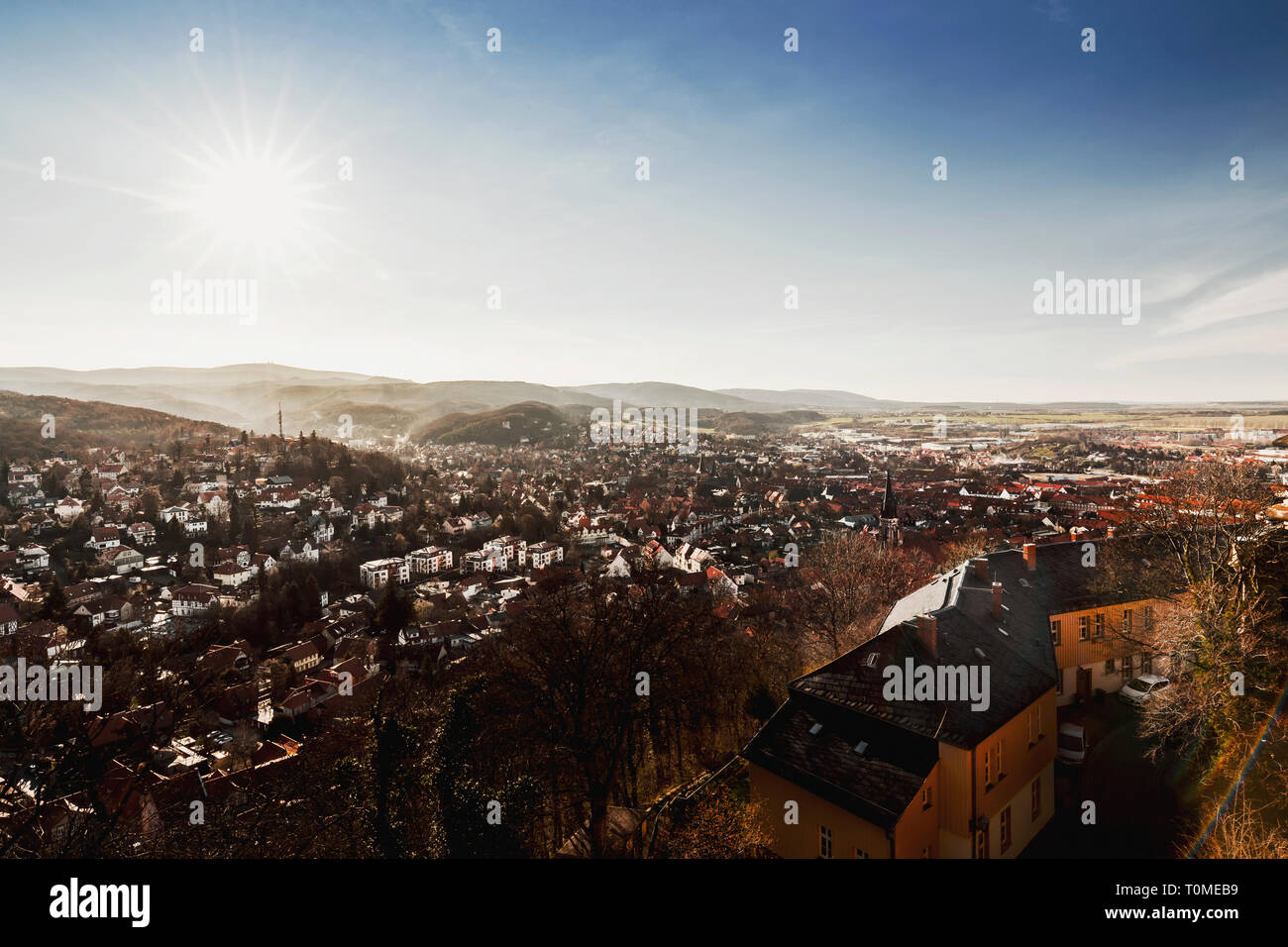 Au-dessus du château de Wernigerode et avec vue sur le Brocken, Saxe-Anhalt, Allemagne Banque D'Images