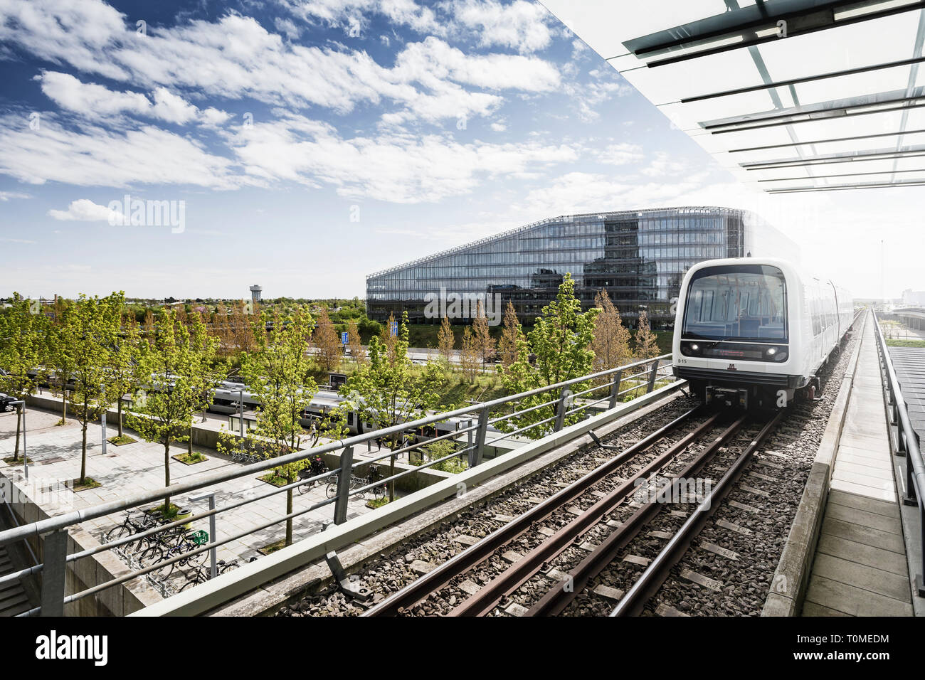 L'architecture moderne et métro, quartier Ørestad, Amager, Copenhague, Danemark Banque D'Images