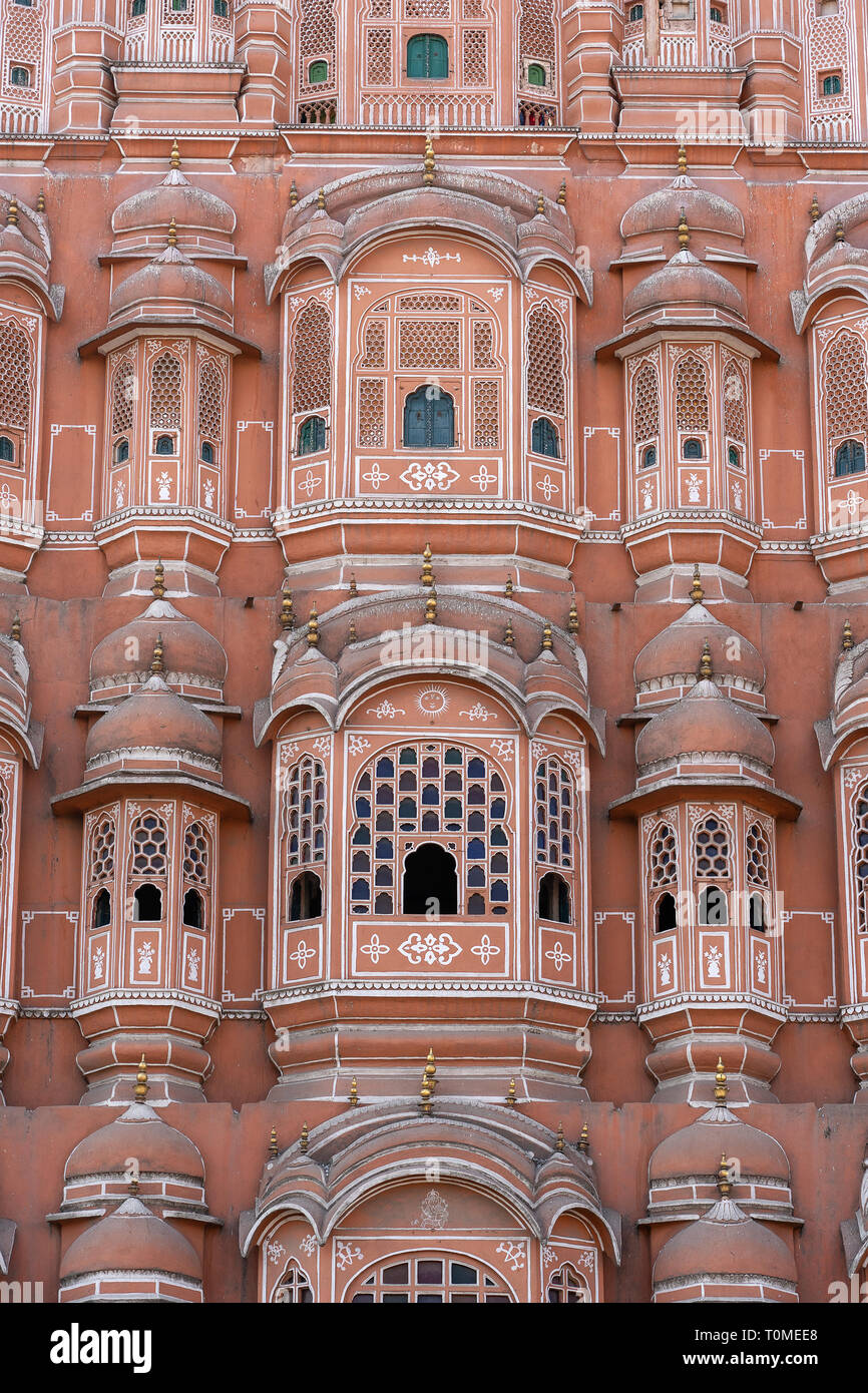 Hawa Mahal, palais rose des vents dans la vieille ville de Jaipur, Rajasthan, Inde. Arrière-plan de l'architecture indienne, Close up Banque D'Images Hawa Mahal, palais rose des vents dans la vieille ville de Jaipur, Rajasthan, Inde. Arrière-plan de l'architecture indienne, Close up Banque D'Images