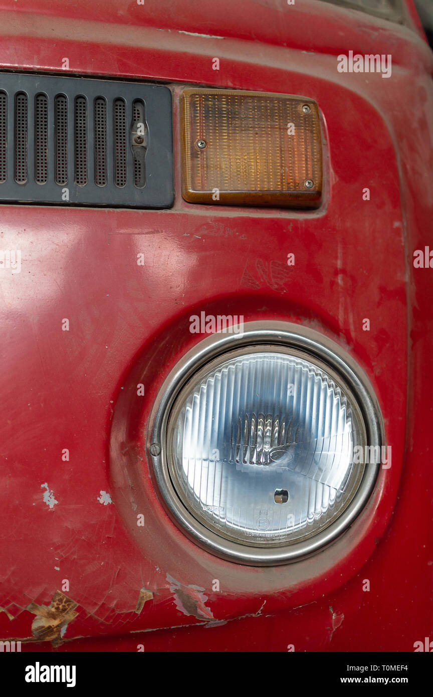 Vieux van hippie avec rusty et projecteur avant cassé Banque D'Images