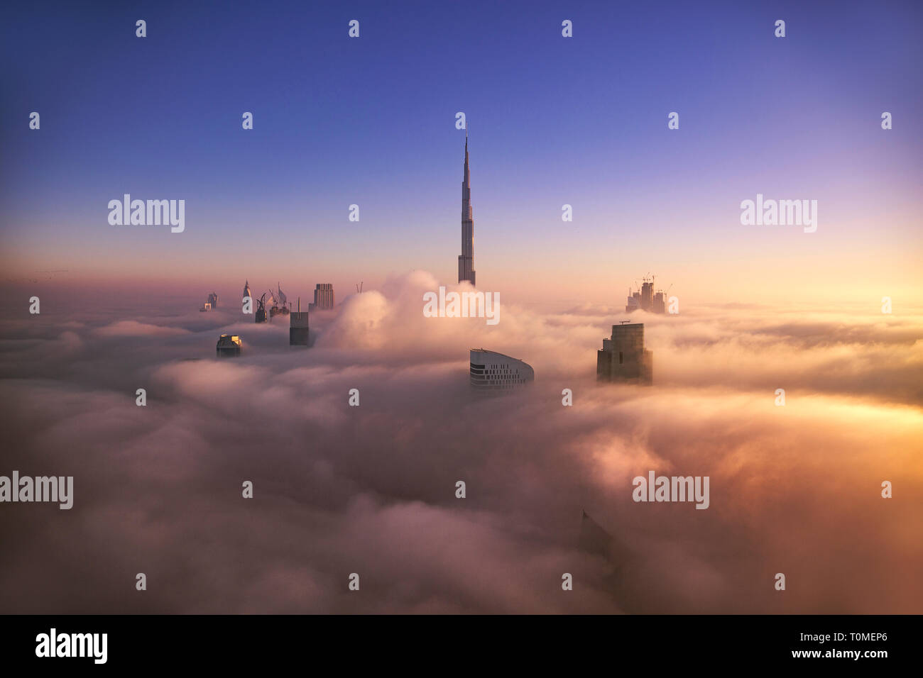 Un lever de soleil brumeux, centre-ville, DUBAÏ, ÉMIRATS ARABES UNIS Banque D'Images