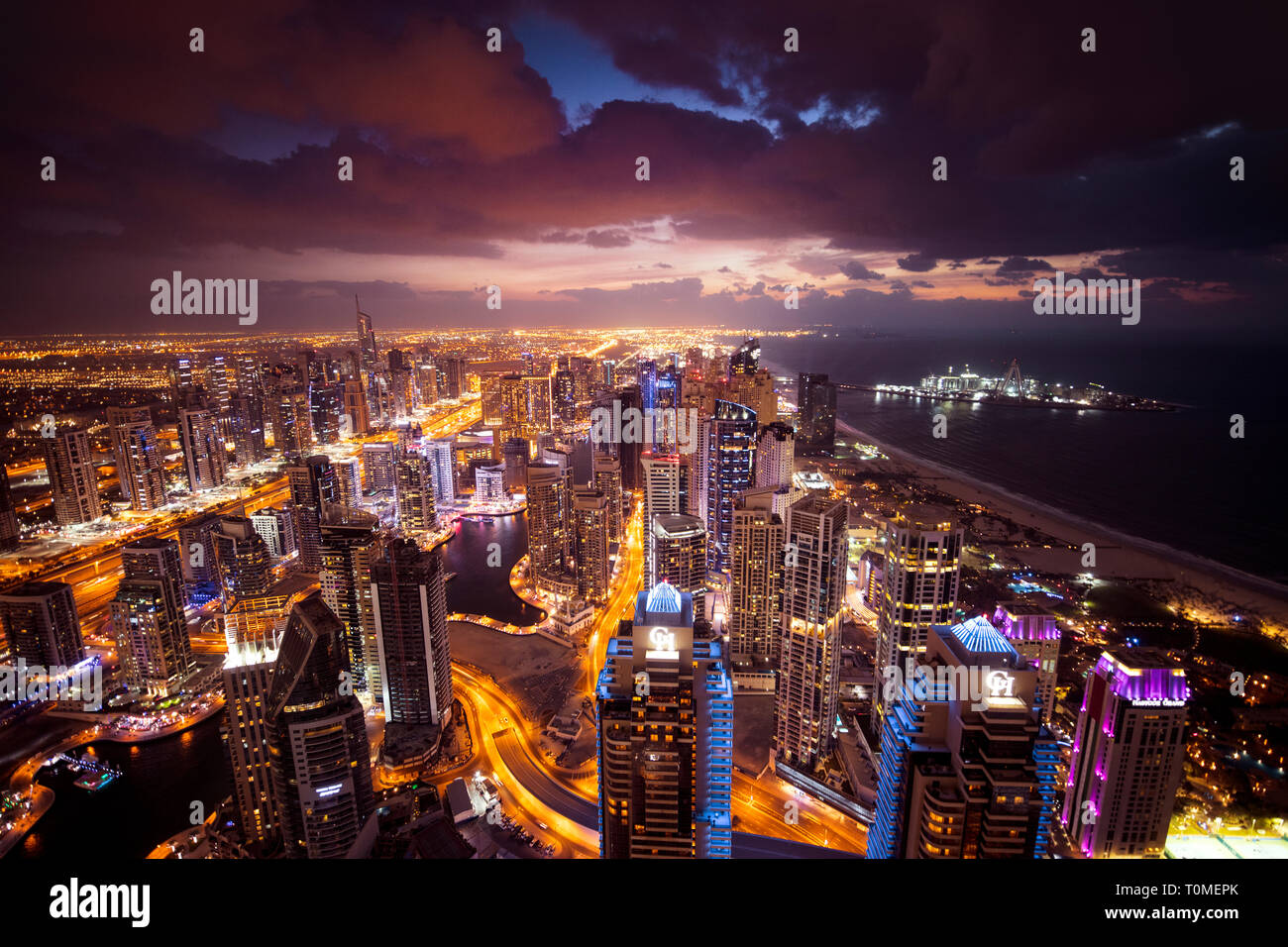 Un coucher de soleil vu de la Marina de Dubaï, DUBAÏ, ÉMIRATS ARABES UNIS Banque D'Images