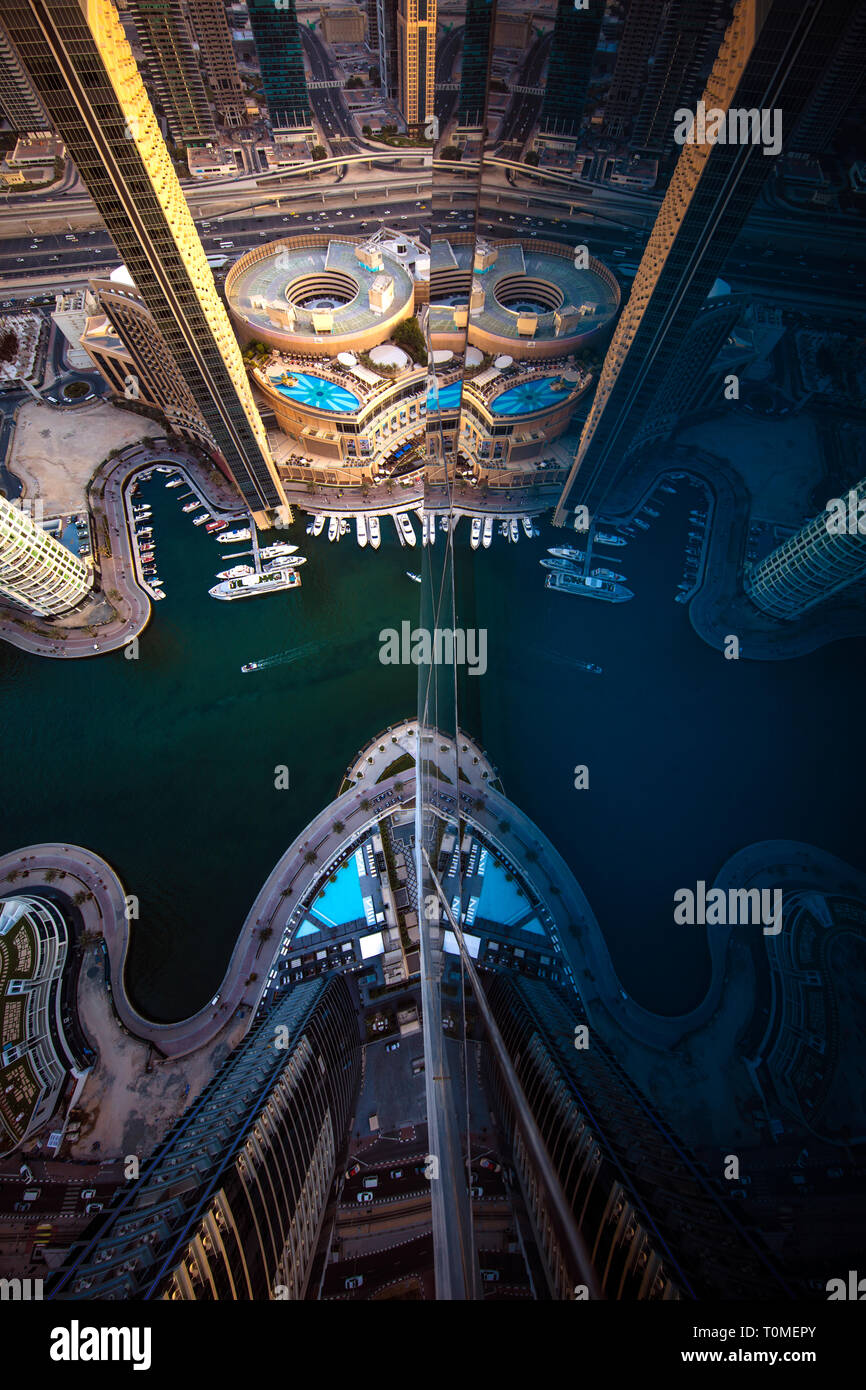 Une vue en perspective de la Marina de Dubaï, DUBAÏ, ÉMIRATS ARABES UNIS Banque D'Images