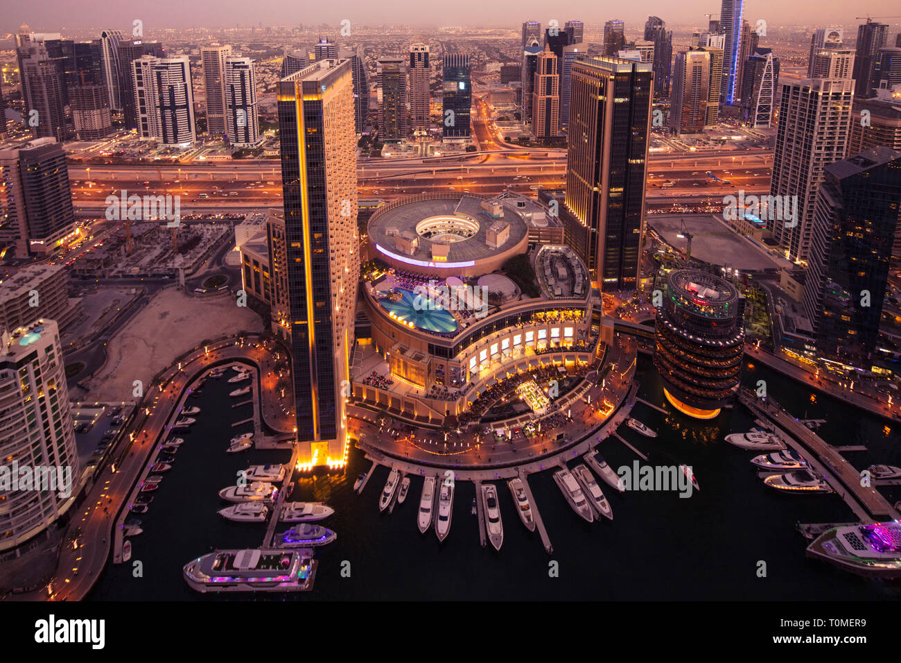 Un coucher de soleil vu de la Marina de Dubaï, DUBAÏ, ÉMIRATS ARABES UNIS Banque D'Images