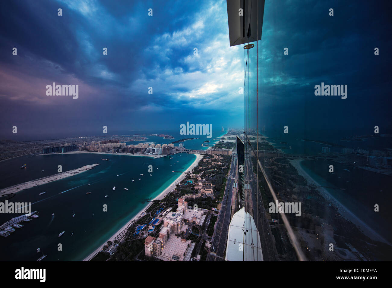 Une réflexion de la Marina de Dubaï, DUBAÏ, ÉMIRATS ARABES UNIS Banque D'Images