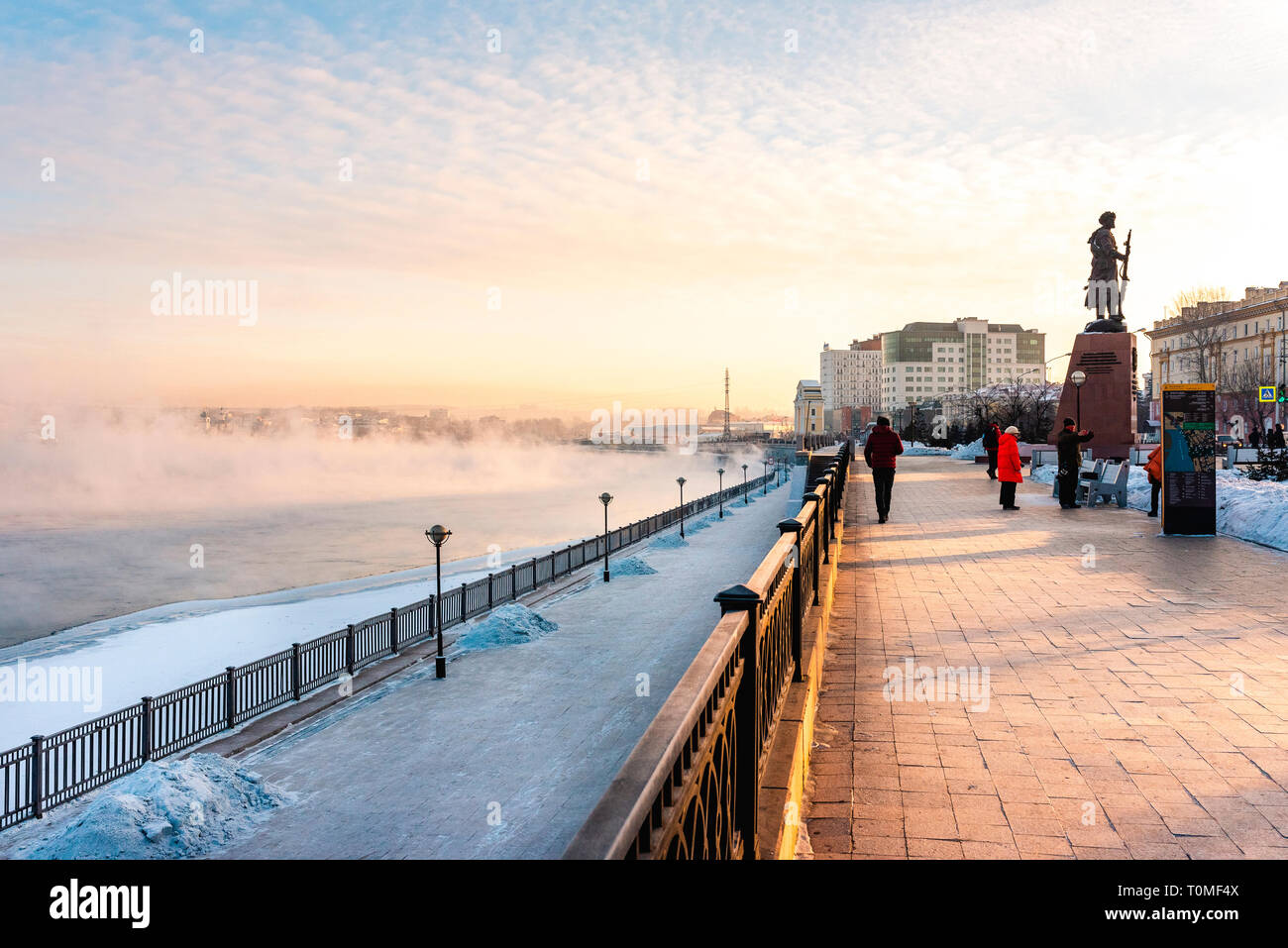 Zone piétonne et promenade sur les rives de la rivière Irkut, Irkoutsk, en Sibérie, Russie Banque D'Images