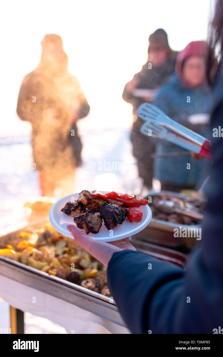 Un barbecue en hiver, le lac Baïkal, Sibérie, Russie Banque D'Images
