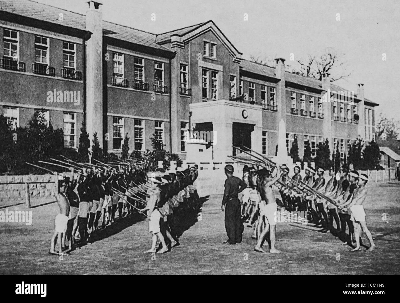 Les élèves de l'école élémentaire de Tongyeong pratiquer le Kendo comme l'un de l'entraînement militaire,province de Gyeongnam, 1942, Collection Privée Banque D'Images