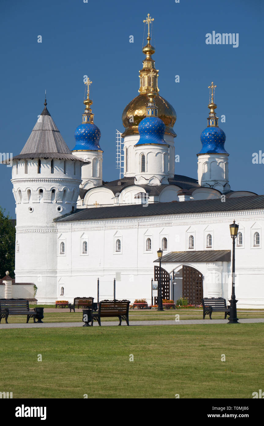 L'avis de cinq dômes-Sophia-Assumption derrière la cathédrale St Coin cour à Tobolsk Kremlin. Tobolsk. Oblast de Tioumen. La Russie Banque D'Images