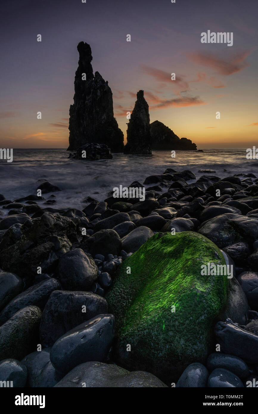 Ribera da Janela au lever du soleil, plage de rochers avec rock formation, Madère, Ribera de Janela, Portugal Banque D'Images
