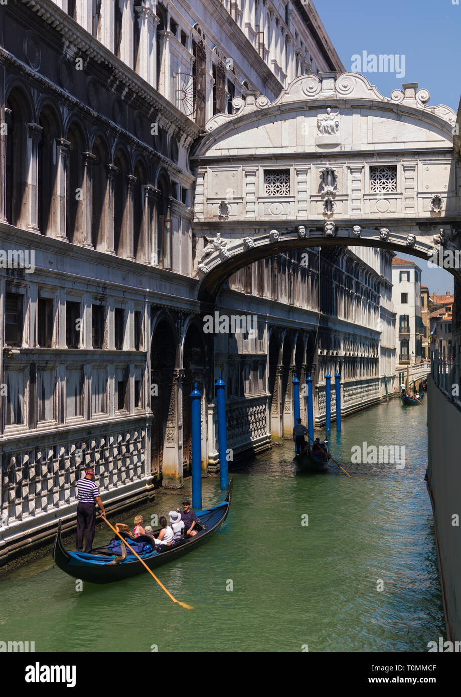 Gondola sous le pont des soupirs, Vénétie, Venise, Italie Banque D'Images