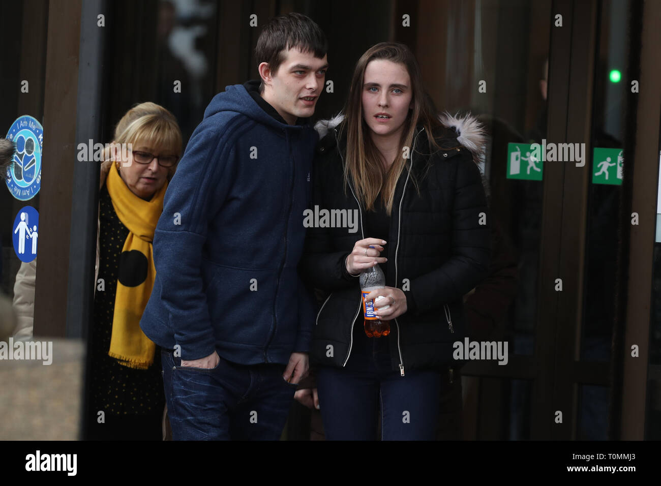 Toni McLachlan partenaire de Robert MacPhail, père de Alesha MacPhail, en  dehors de la Haute Cour à Glasgow où un jeune de 16 ans est jugé pour le  meurtre de l'enfant de