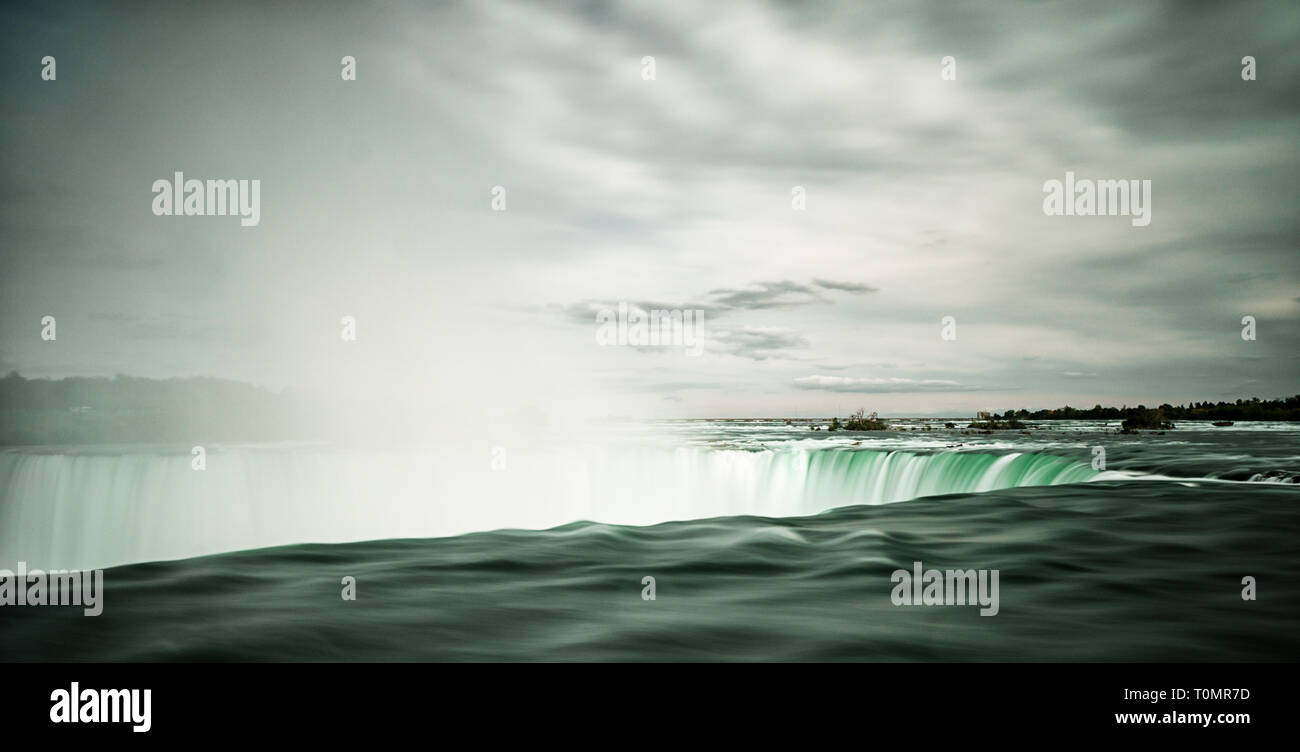 Vue sur le tumbling eaux des chutes Niagara à Niagara Falls avec de l'eau s'élevant de la vapeur d'eau en cascade Banque D'Images